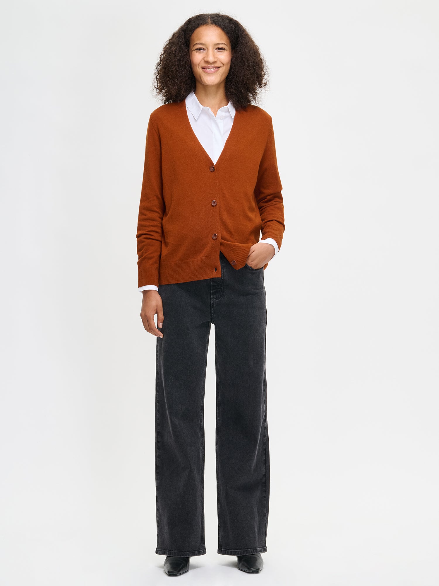 Nanso women's solid-color "Villis" cardigan in brown. Worn by a model in size S.