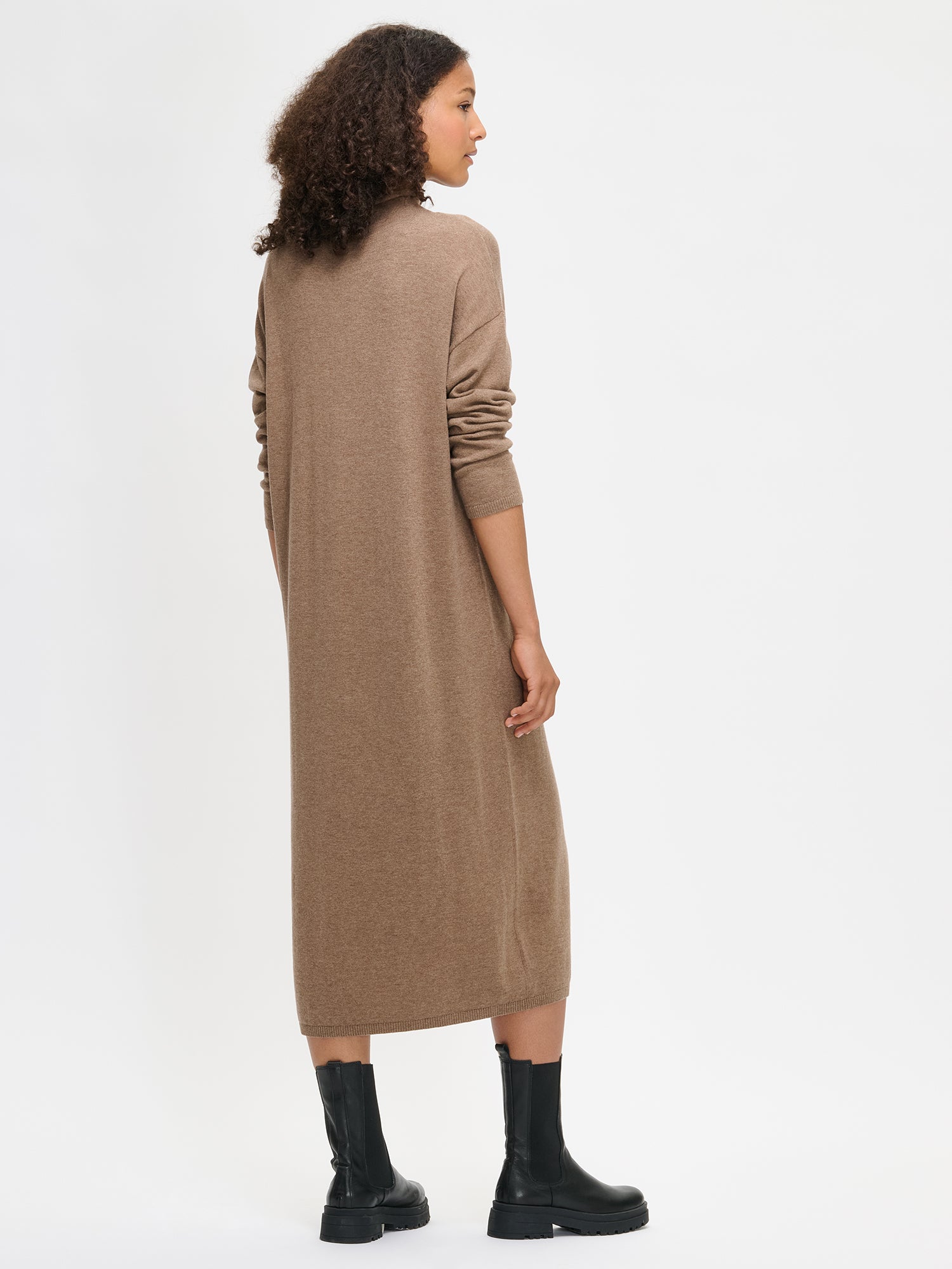 Women's Villis knit dress in grey brown. Worn by a model in size S, from the back.