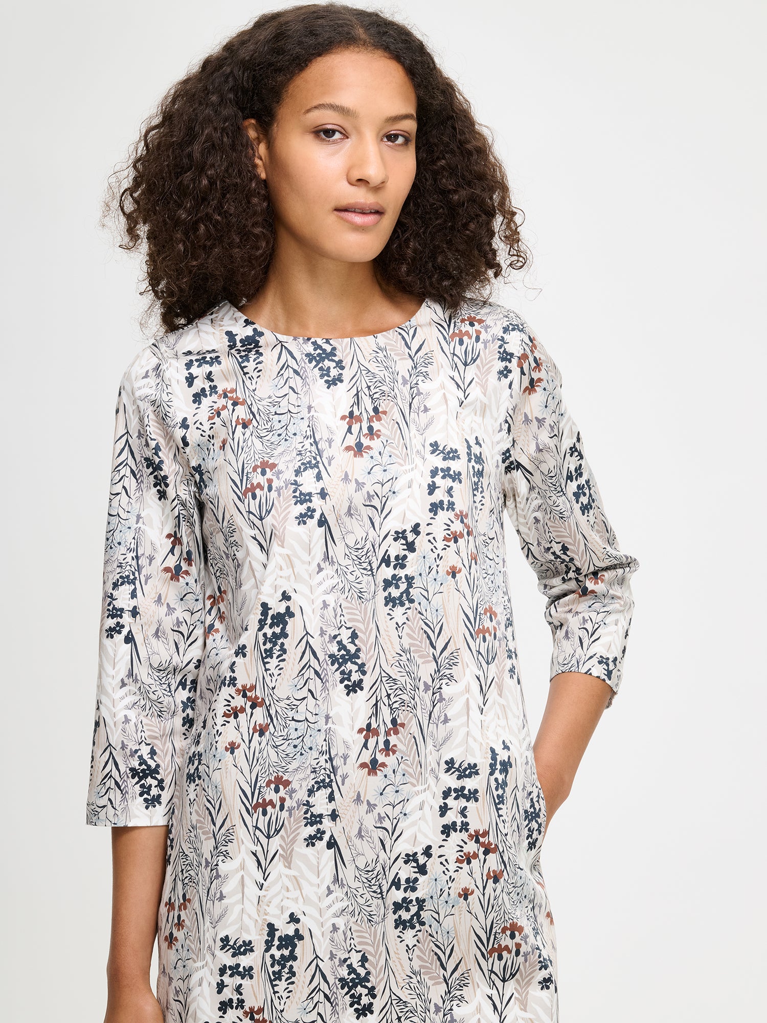 Women's Kuutamo dress in neutral color. Worn by a model.