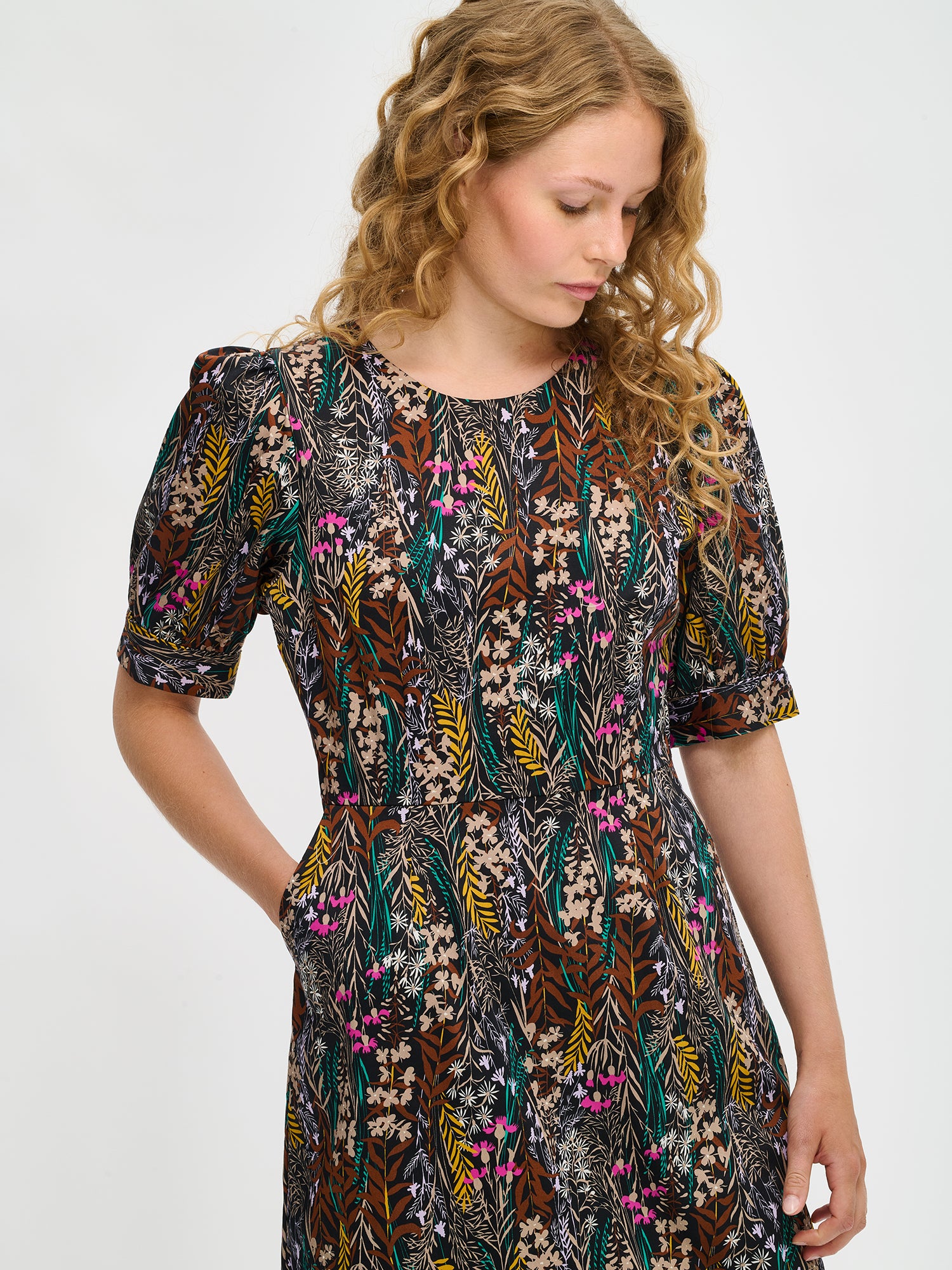 Women´s sophisticated multicolored Kuutamo dress. Worn by a model in size 36, from the front.