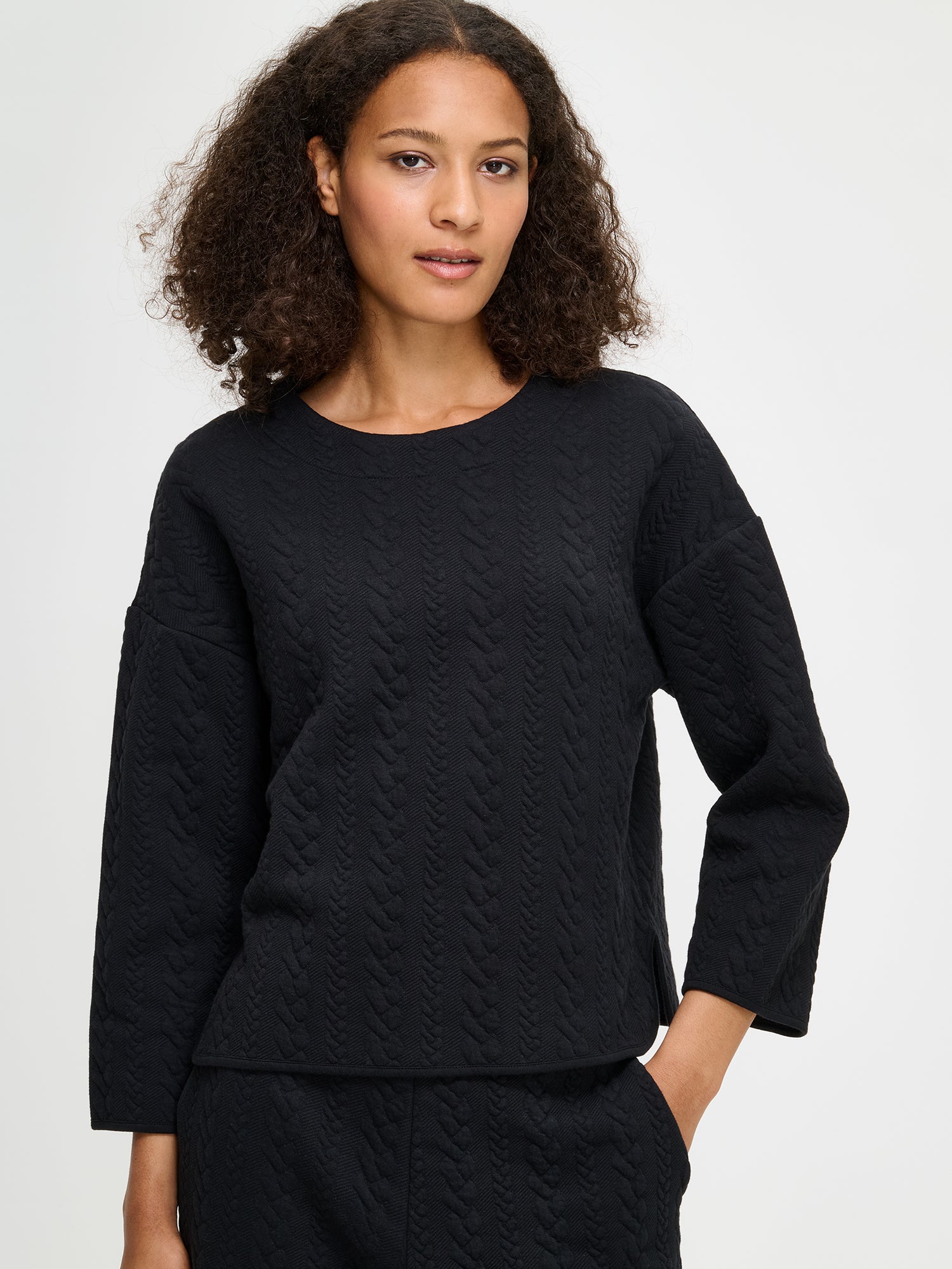 Women´s Letti blouse in black. Worn by a model.