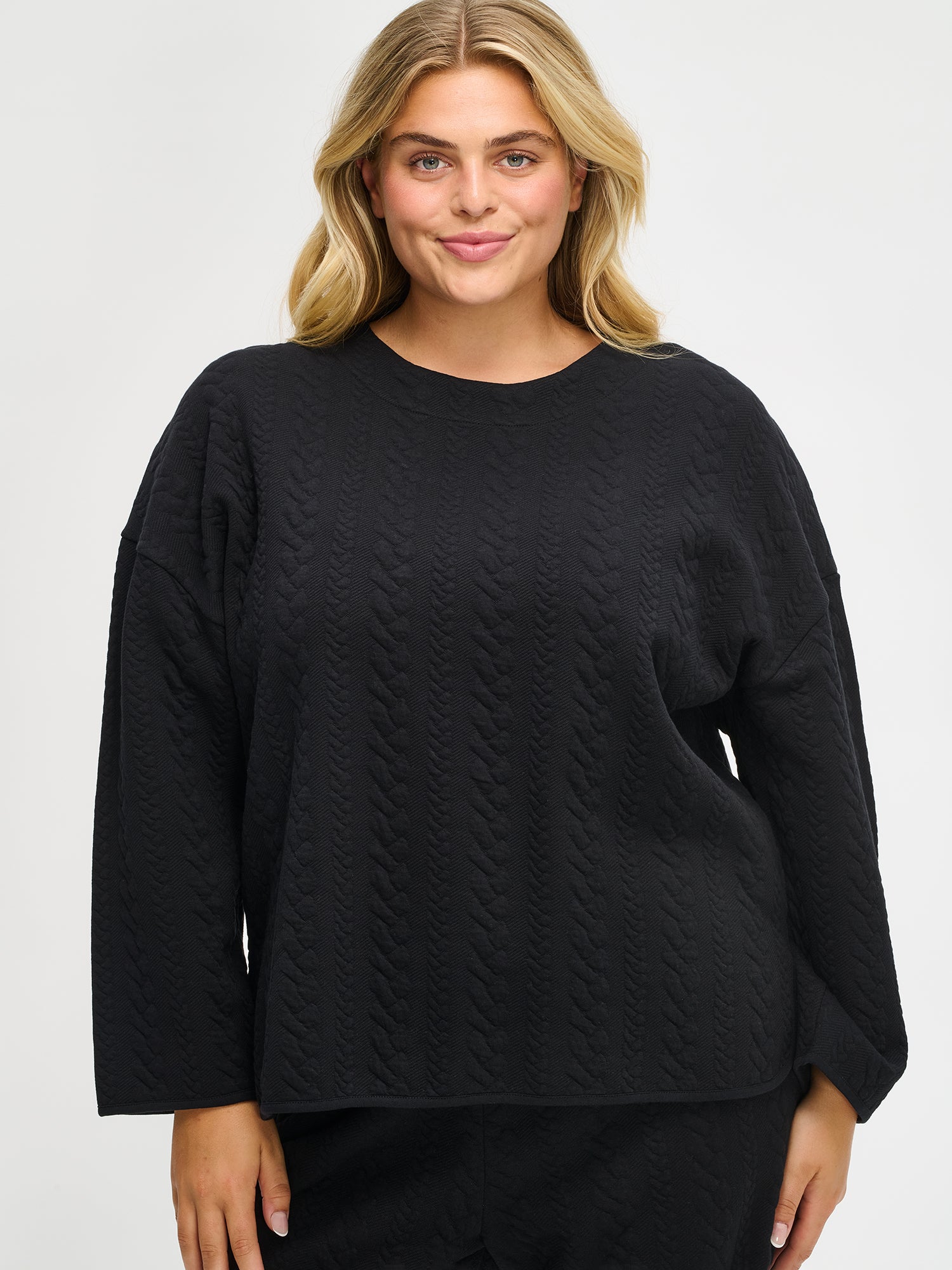 Women´s Letti blouse in black. Worn by a model in size XL, from the front.