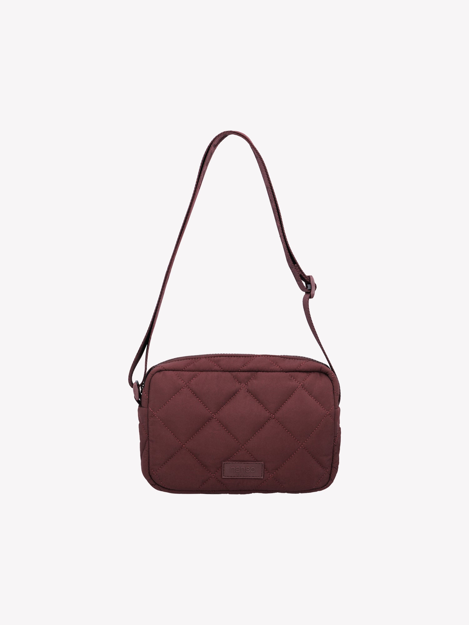 Nanso's stylish Vanu bag in winered features quilted fabric and an adjustable shoulder strap for a perfect fit. It has a light padding and a beautiful quilted pattern on the exterior. Product picture