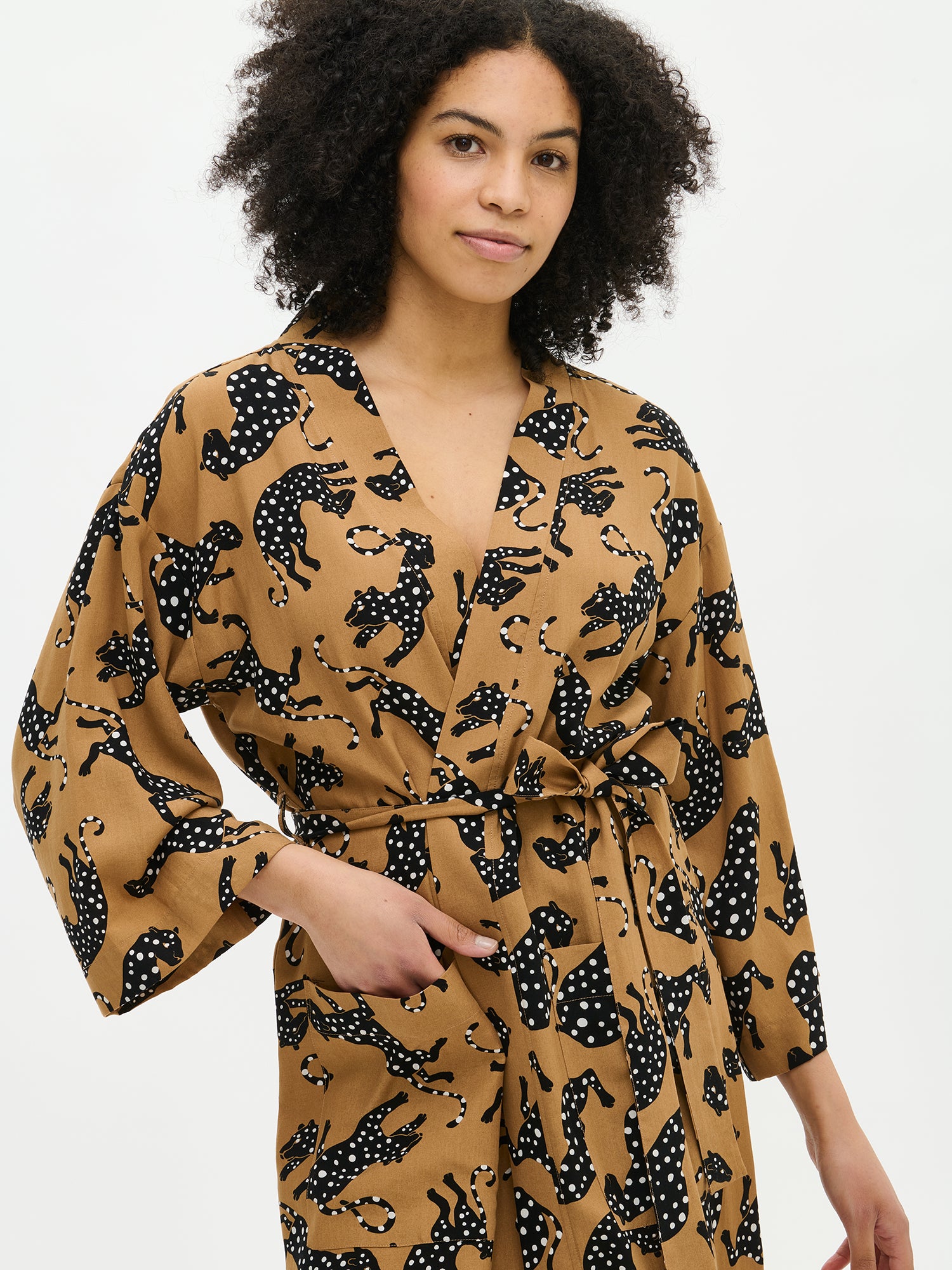 Pieni Leonora robe worn by a model from the side, showing the relaxed fit and wide hem detail.