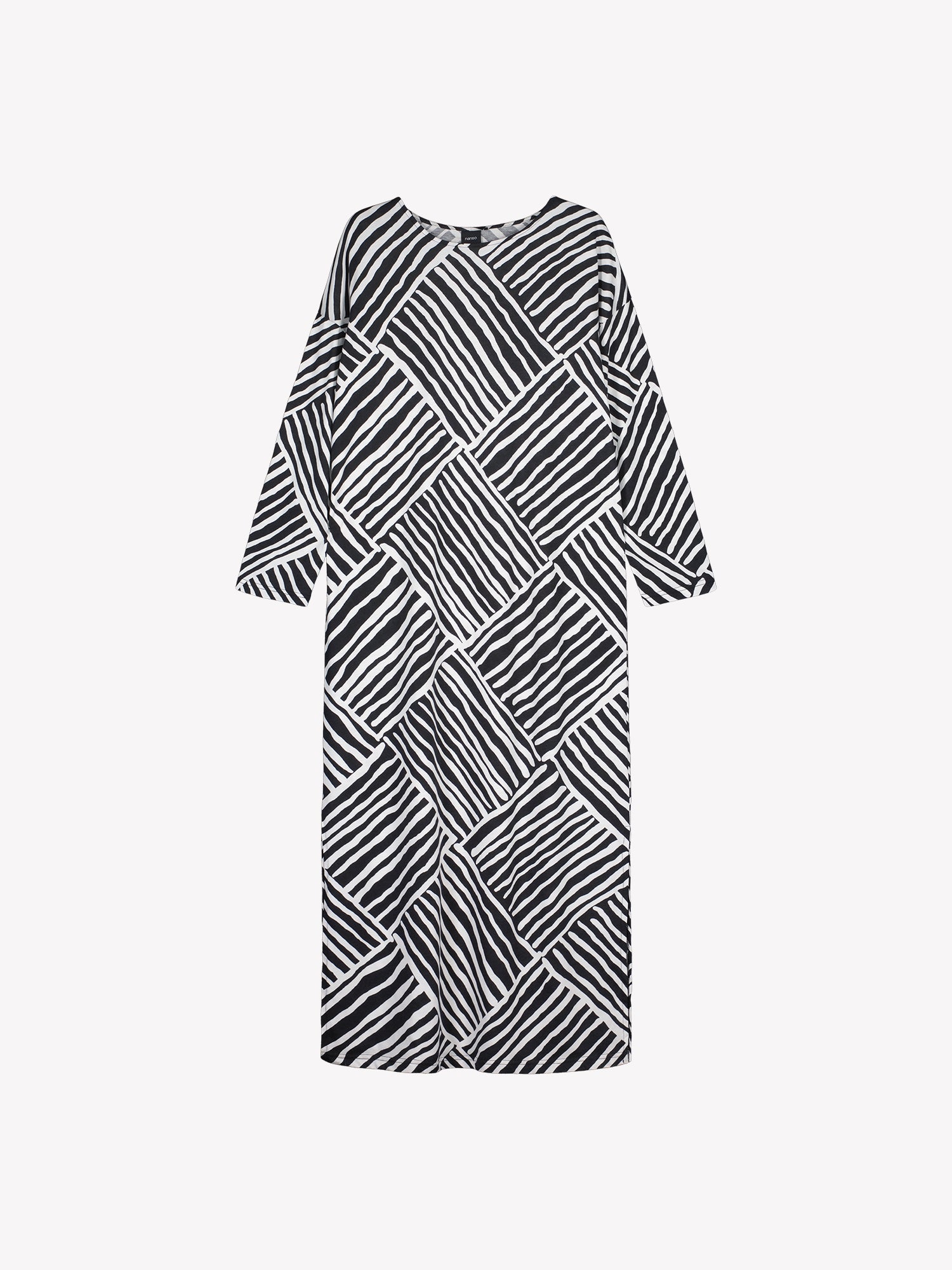 Kaisli kaftan in black and white with long sleeves in a product picture.