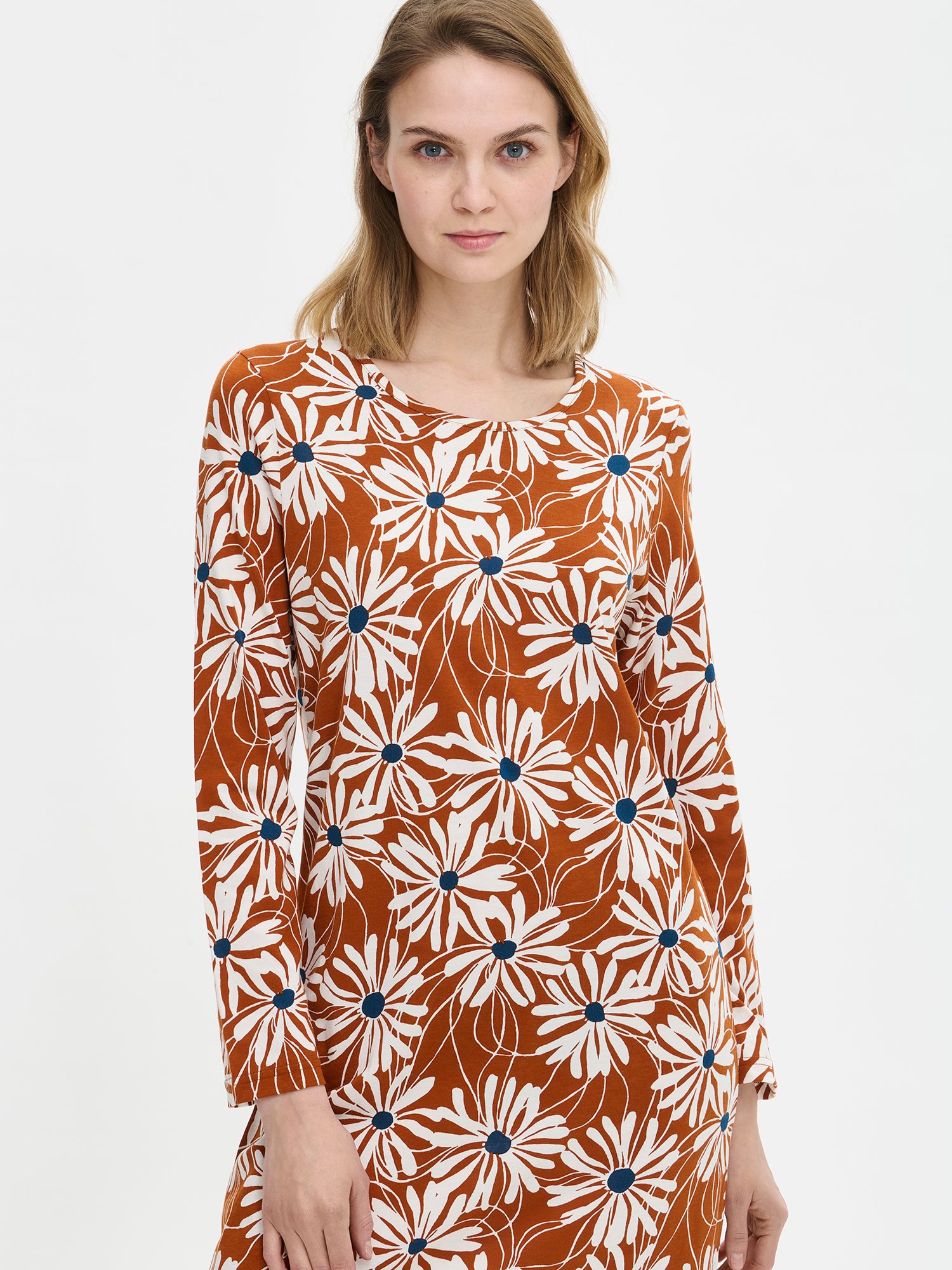 Anette short nightgown with relaxed neckline in brown on a model in a close-up picture.