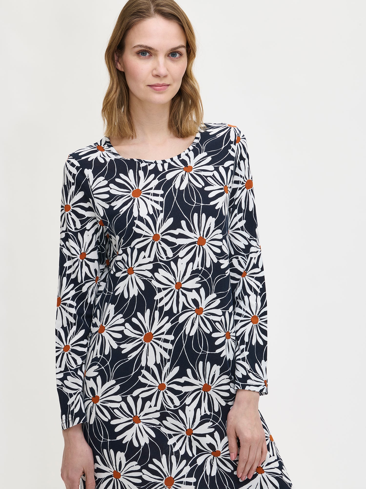 Women’s floral print Anette nightgown with long sleeves and a round neckline in blue on a model in a close-up picture.