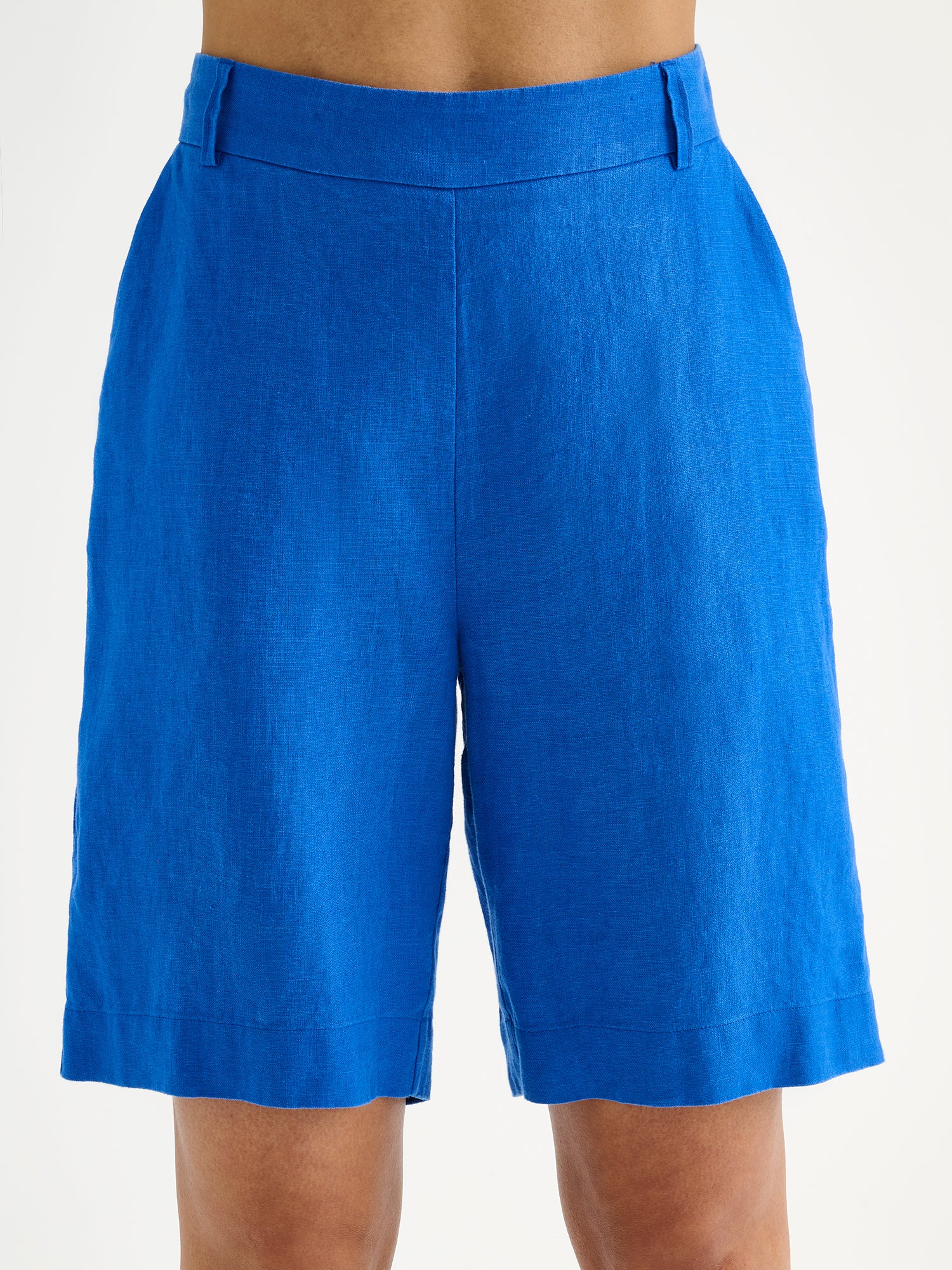 Nanso's classic blue Liine linen shorts for women on a model, close-up.