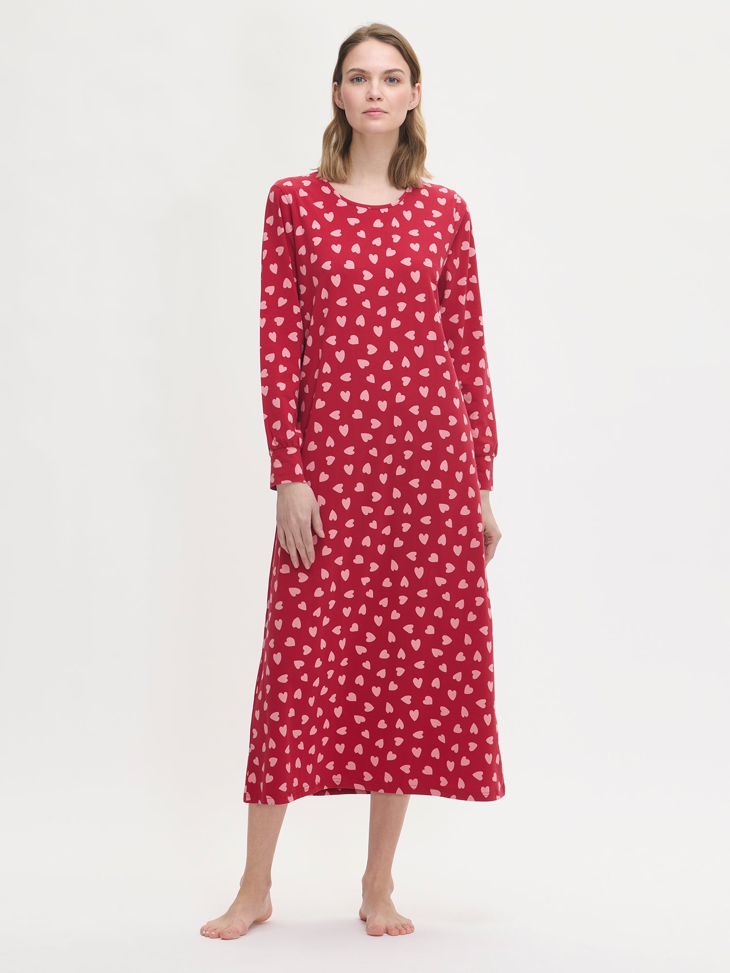 Nanso women's Amor long nightgown features a charming pattern with long sleeves and a round neckline, on a model from the front.