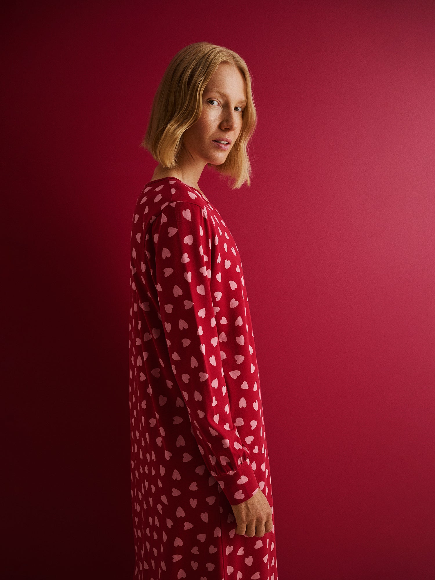 Nanso women's Amor long nightgown features a charming pattern with long sleeves and a round neckline, on a model pictured from the side, close-up.