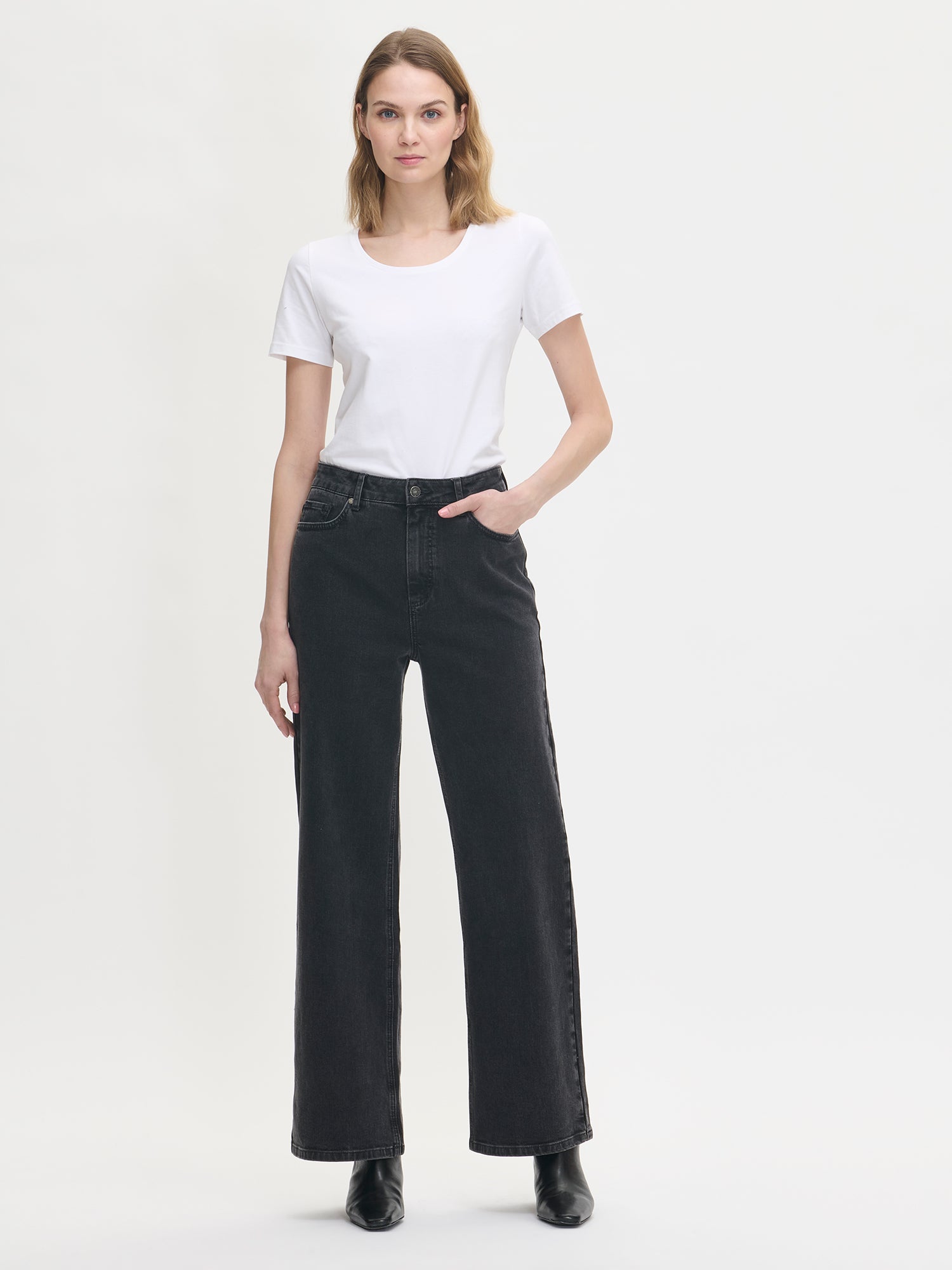 Nanso women’s trendy grey Levee jeans with t-shirt