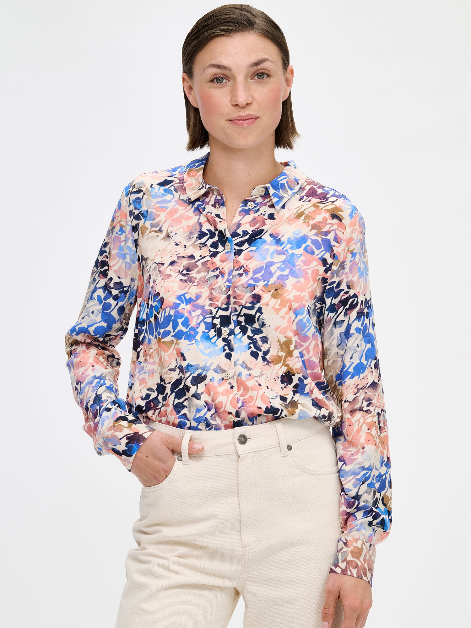 Nanso women’s patterned Sagitta shirt with full-length sleeves and a button closure at the front, on a model from the front with jeans, close-up.