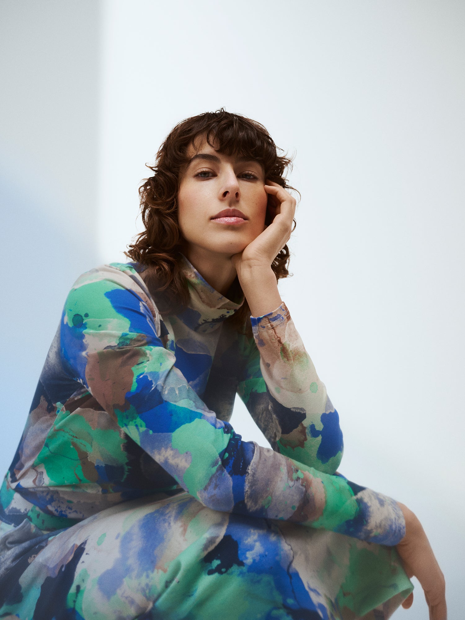 The SIRIUS Shirt features a beautiful abstract pattern paired with a classic turtleneck collar, made from organic cotton-elastane knit fabric. On a model in brand picture.