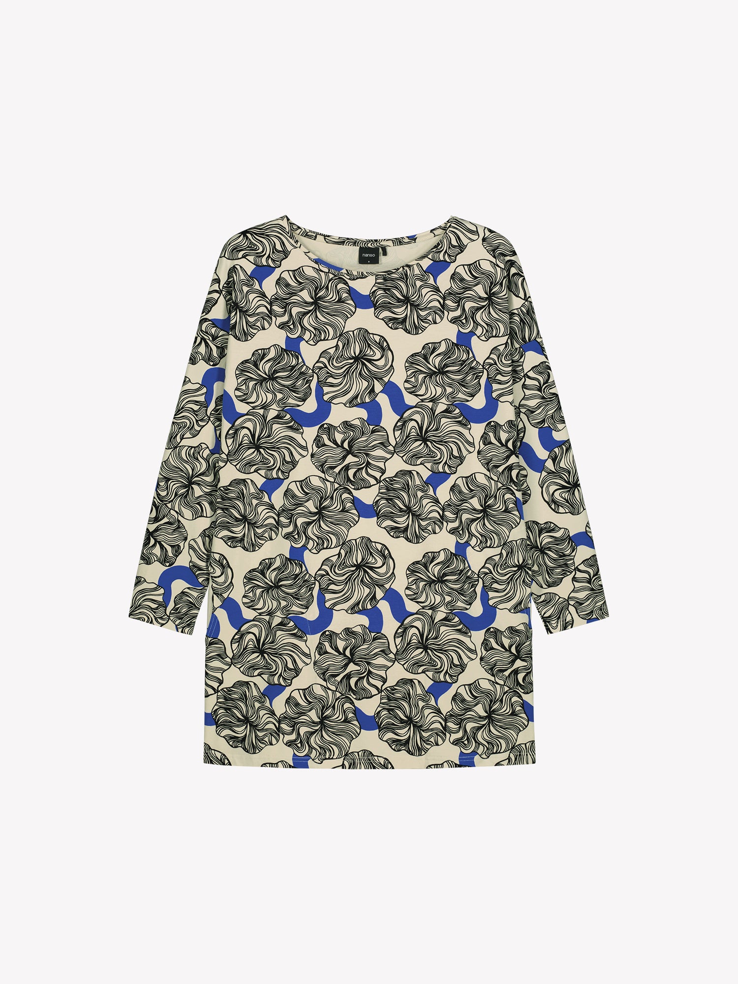 Nanso women's versatile, patterned Pieni Kosmo tunic. The straight-cut tunic features a dropped shoulder line, side pockets, and full-length sleeves. Product picture.