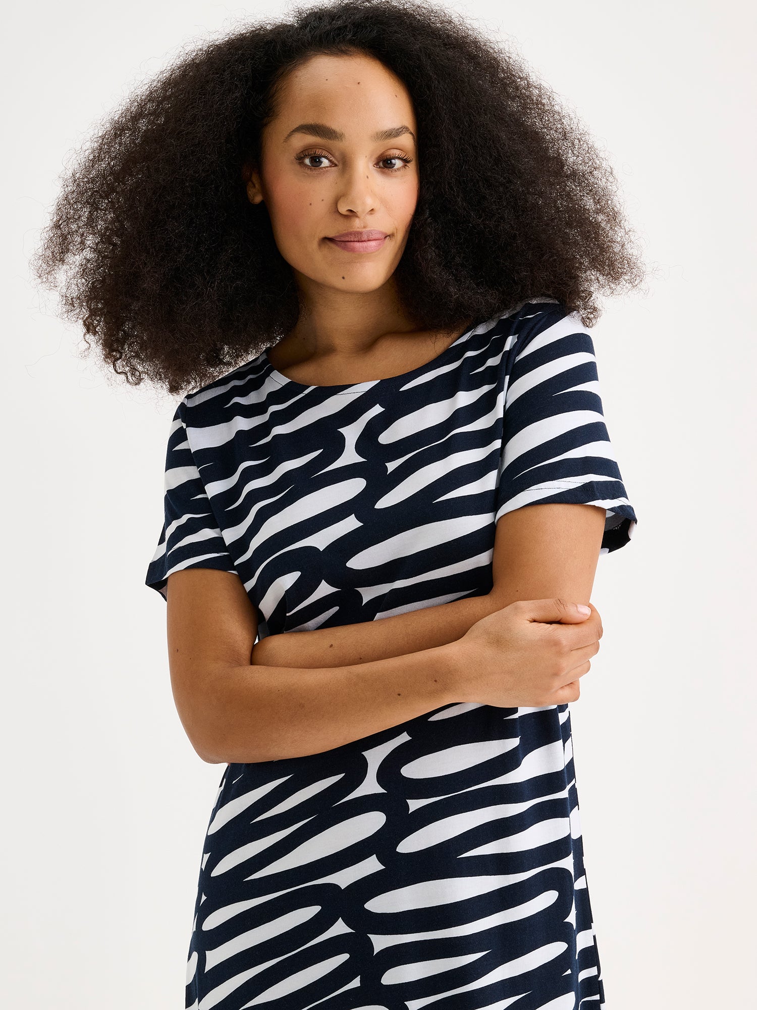 A women's short Luonnos -nightgown featuring a striking two-tone print design in dark blue on a model, close-up.