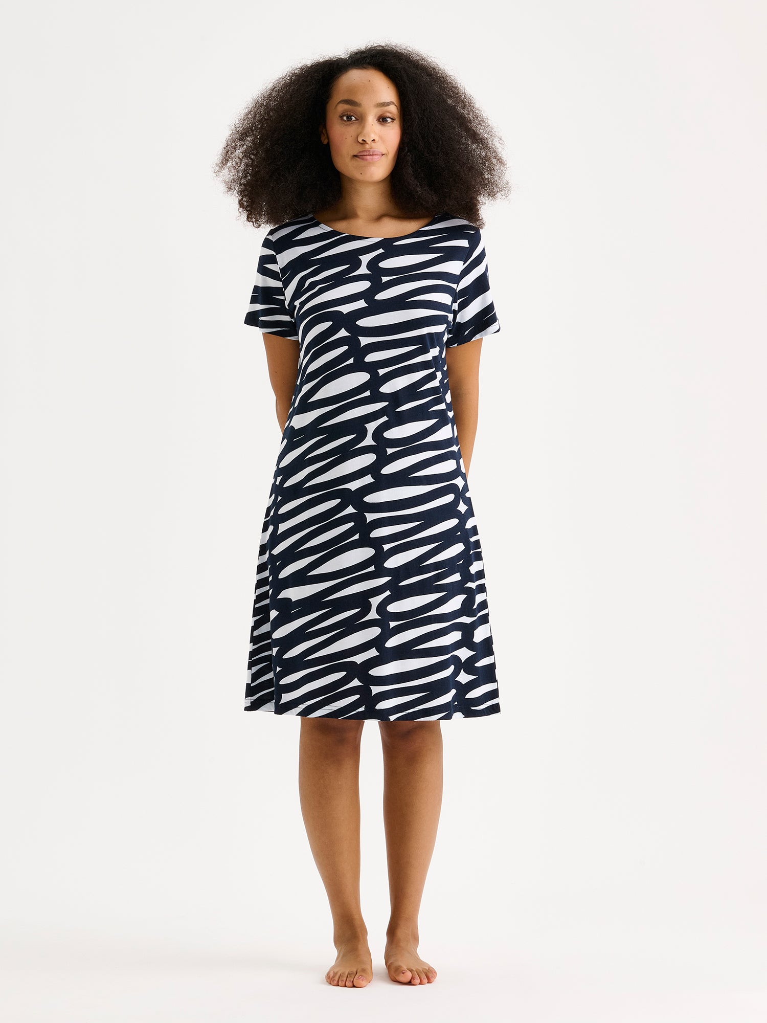 A women's short Luonnos -nightgown featuring a striking two-tone print design in dark blue on a model