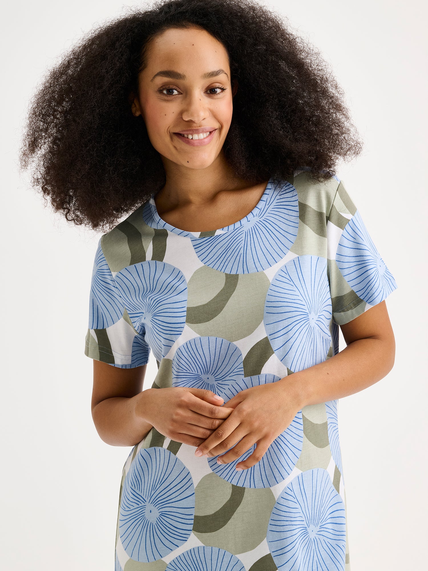 A short Hedda-nightgown in a soft, refreshing blue shade on a model, close-up.