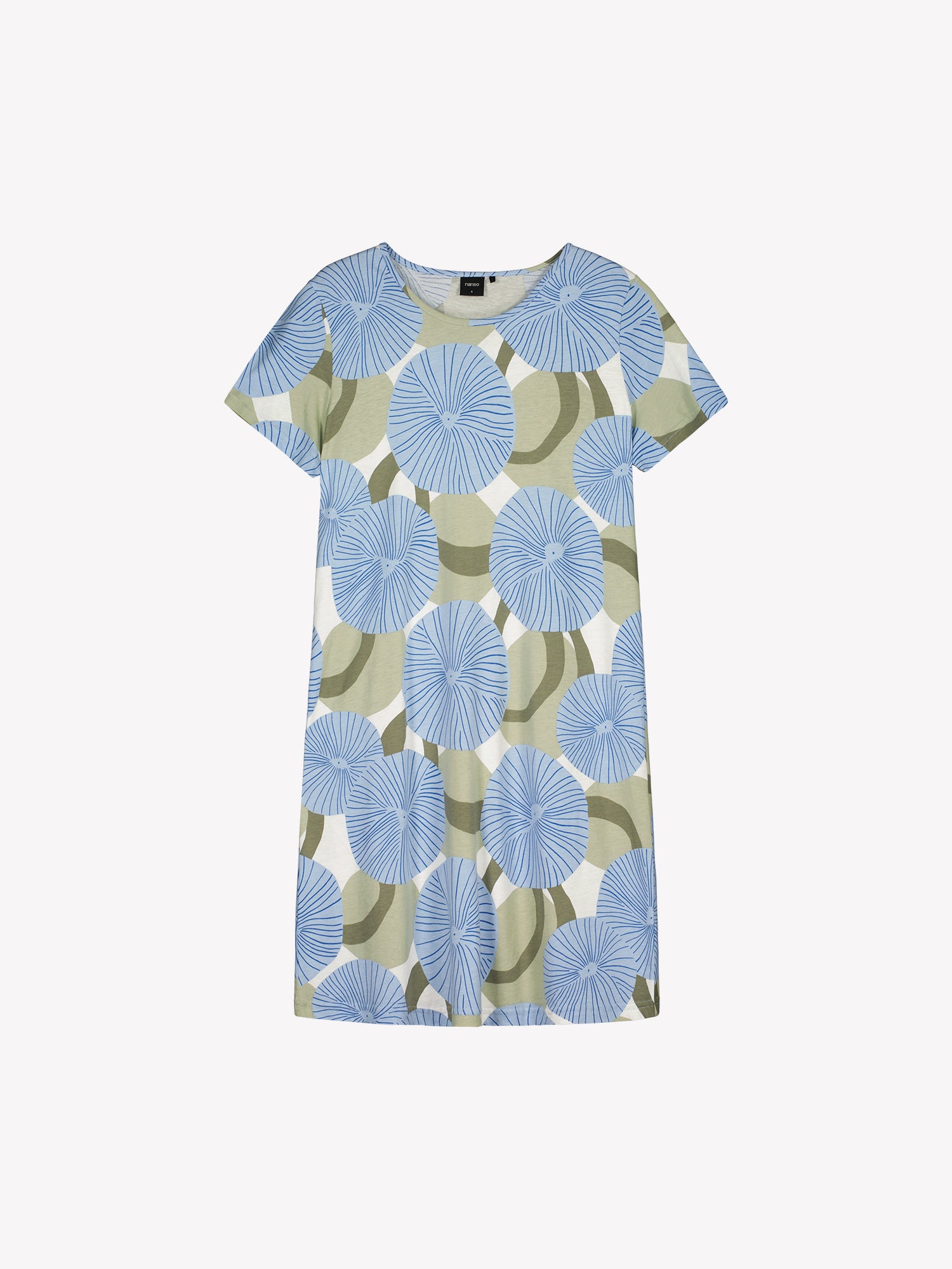 A short Hedda-nightgown in a soft, refreshing blue shade in a product picture.