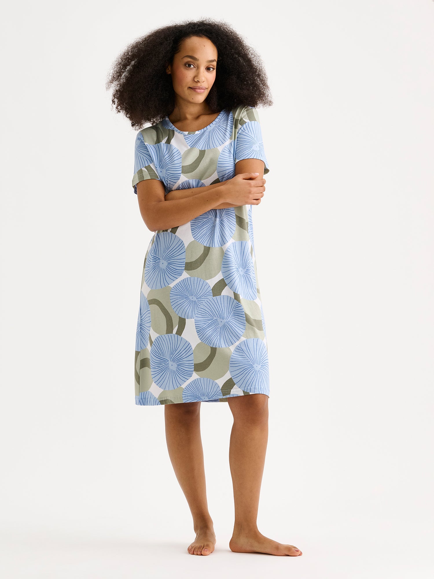 A short Hedda-nightgown in a soft, refreshing blue shade on a model.