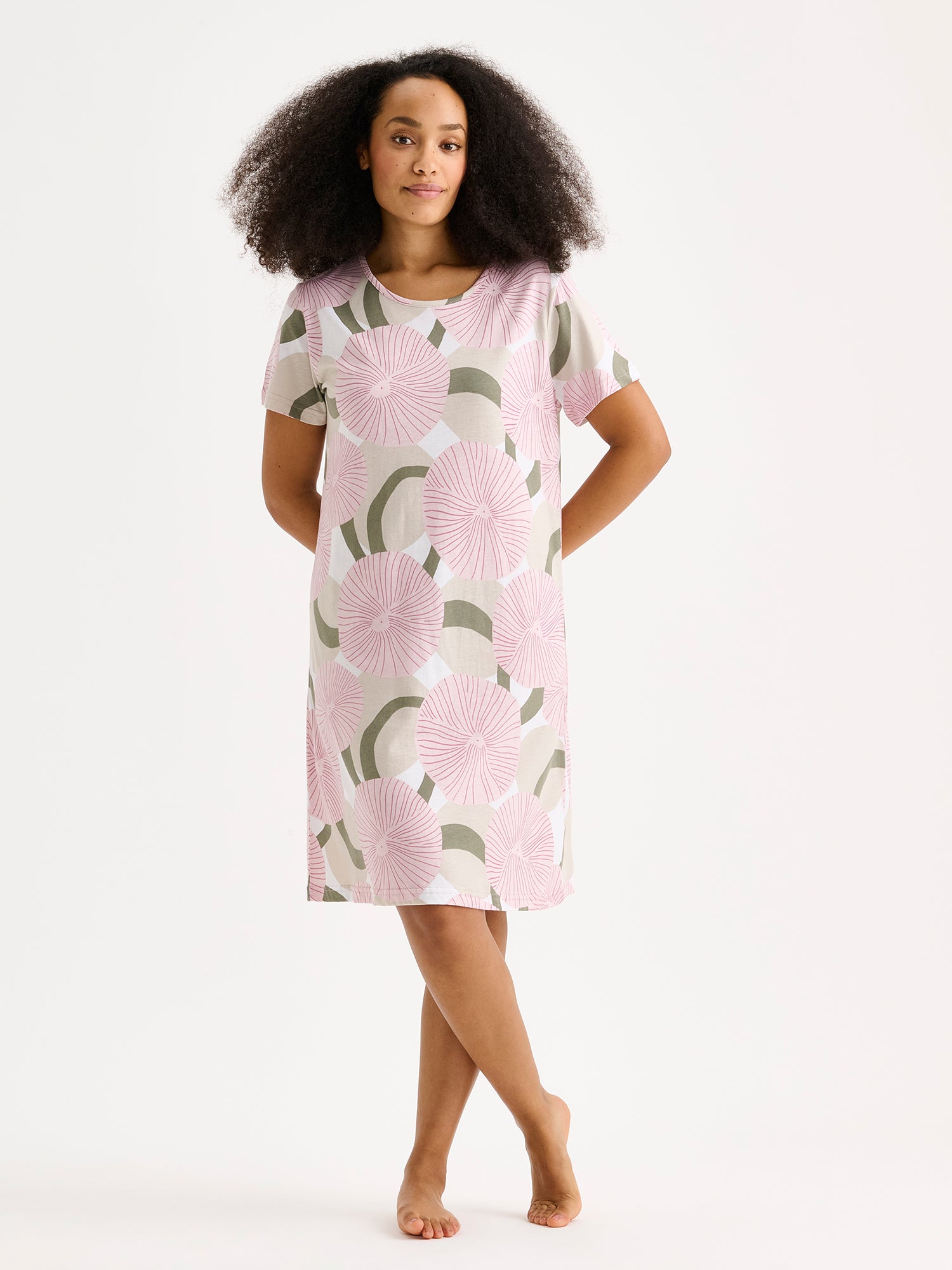 A short Hedda-nightgown in a soft, refreshing pink shade on a model.