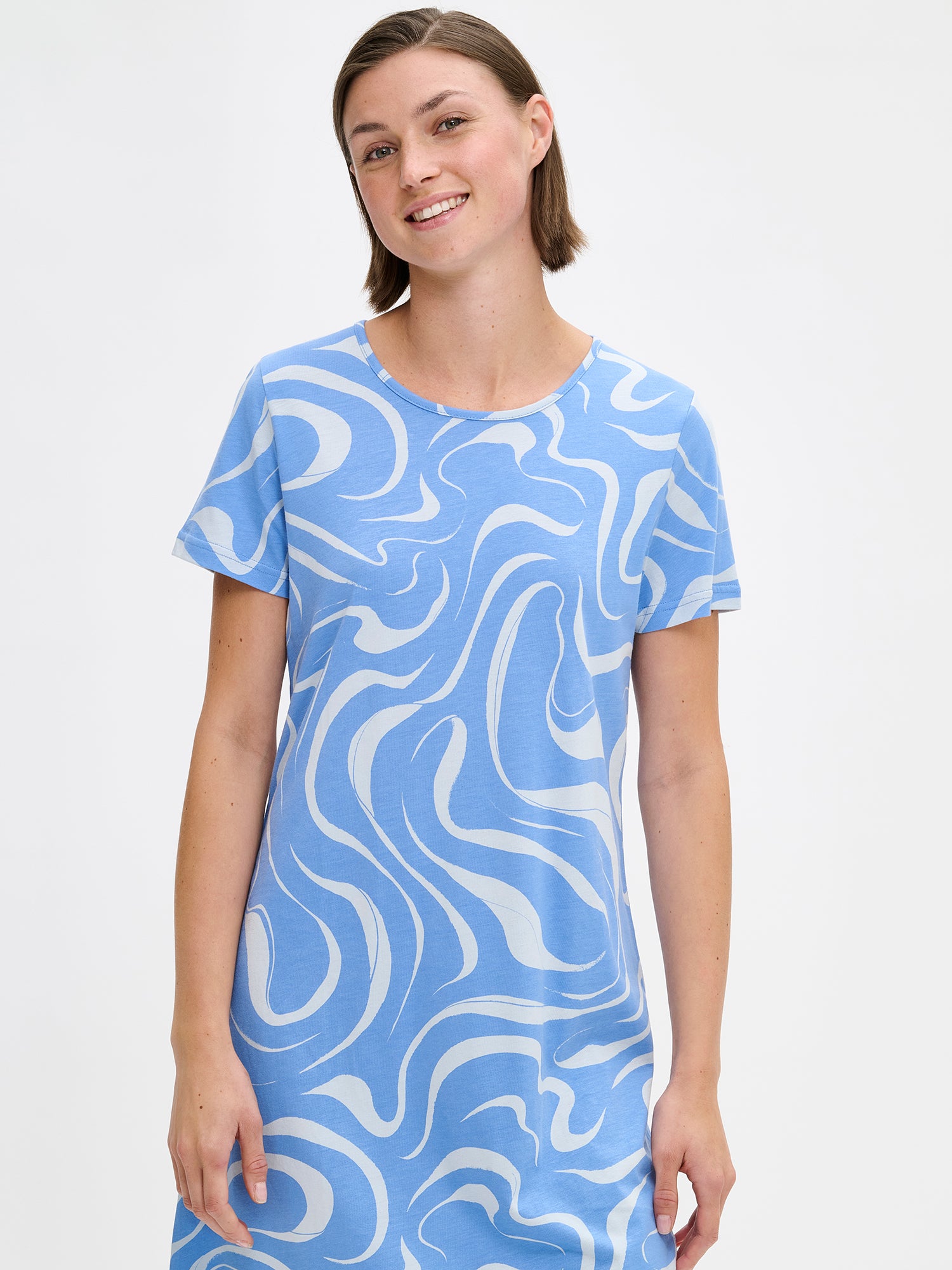 Nanso VESI short nightgown in blue tones with an elegant patterned design. Features a classic round neckline and relaxed fit and soft material for restful nights. On a model, close-up.