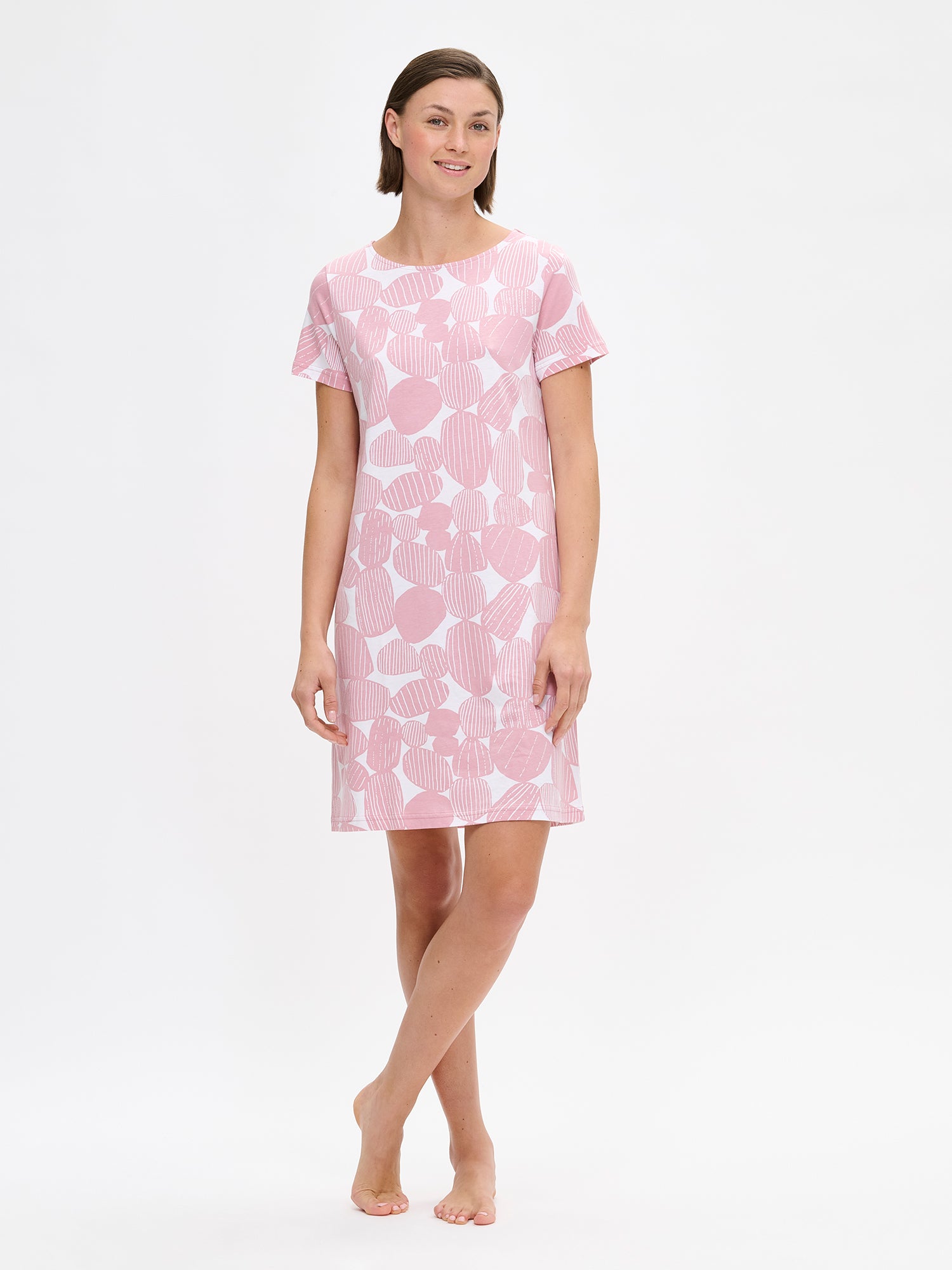 Nanso patterned pink Kummeli short nightgown with short sleeves and an oval neckline. The material is high-quality cotton and modal, which feels soft against the skin. On a model from the front.