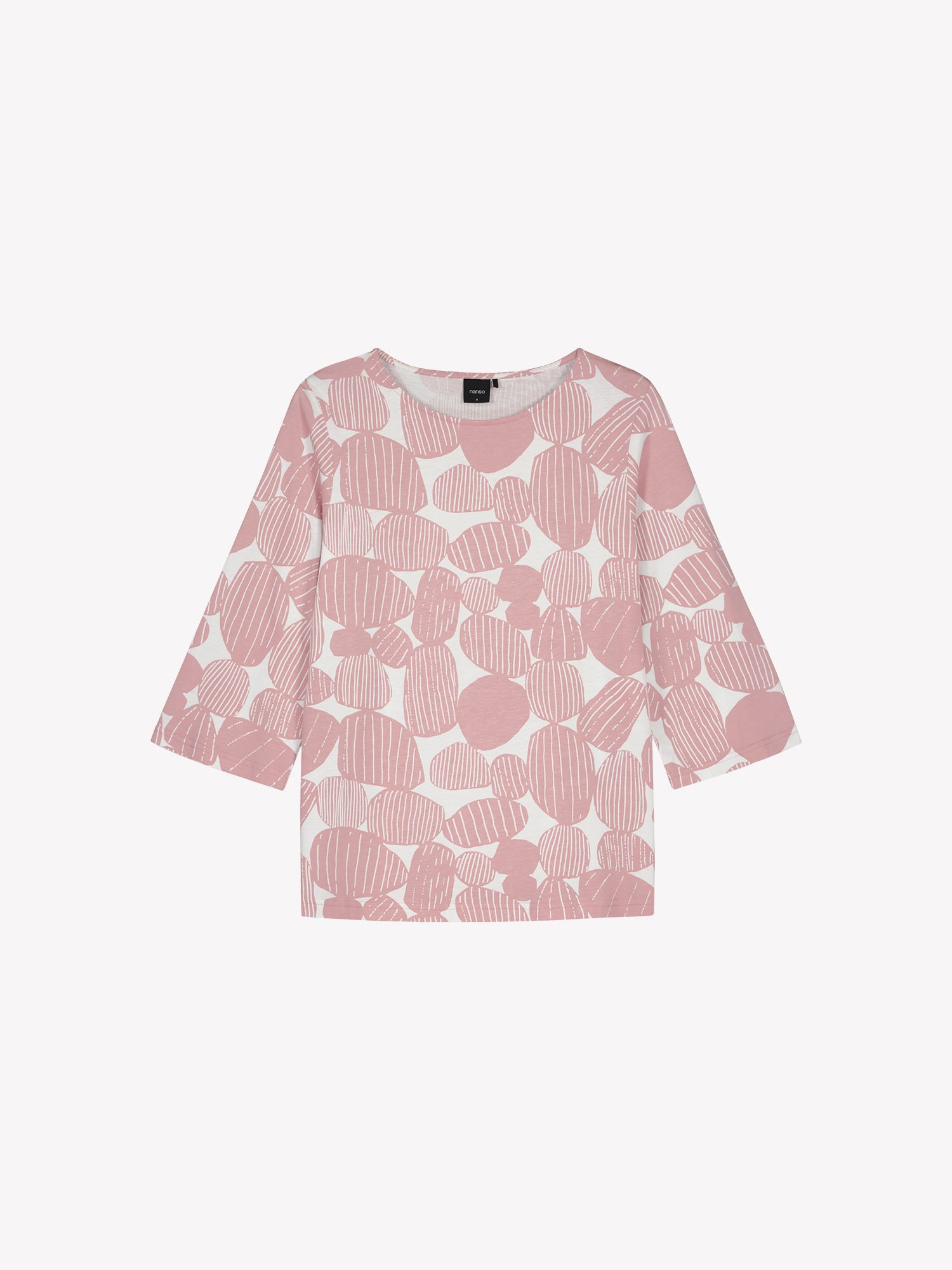 Nanso pink Kummeli pyjamas with 3/4 length sleeves and an oval neckline. The material is high-quality cotton and modal, which feels soft against the skin. Product picture from of the shirt.