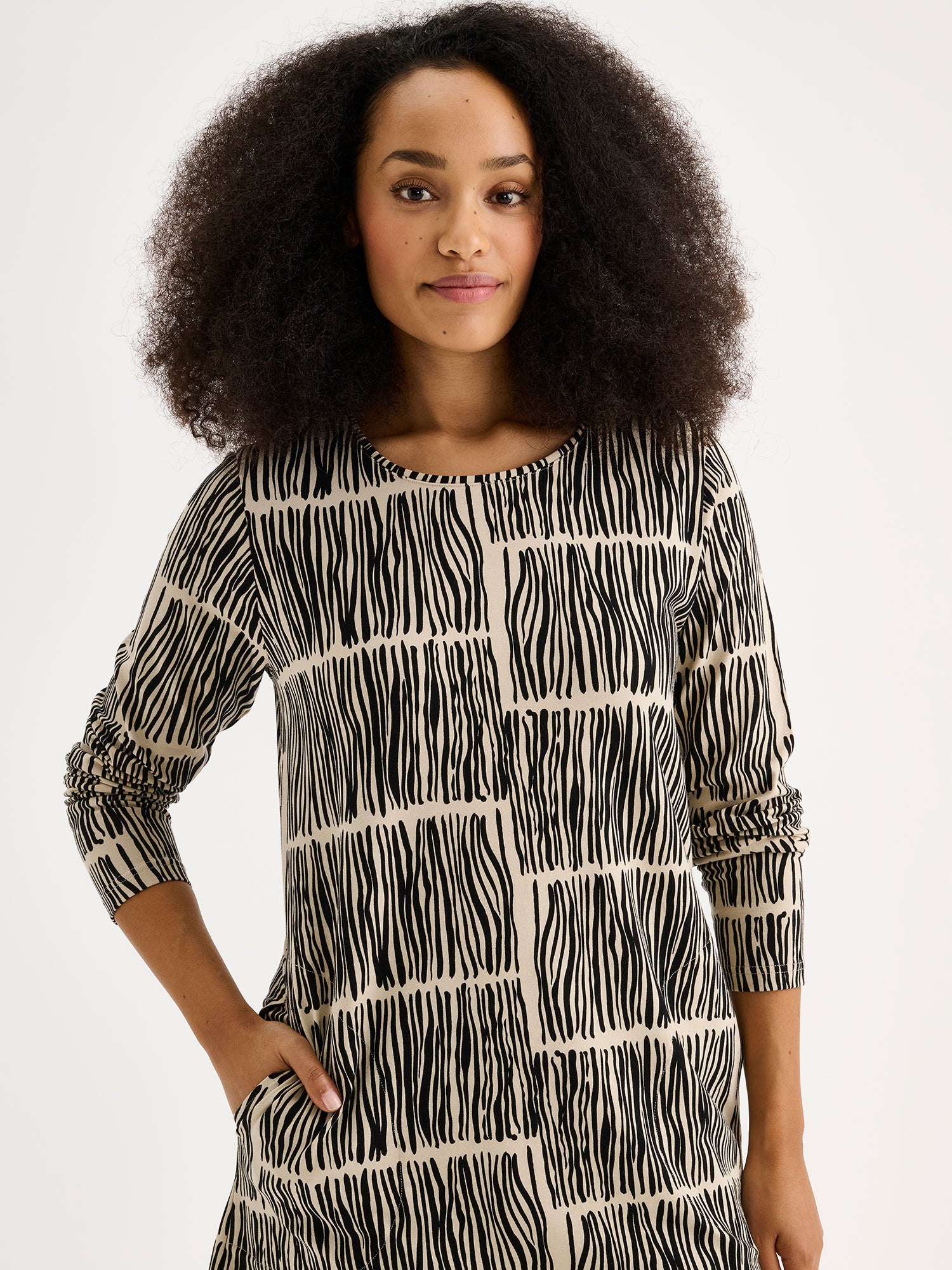 The RUOKO Jersey Tunic combines everyday comfort with understated elegance. Pictured on a model, close-up.
