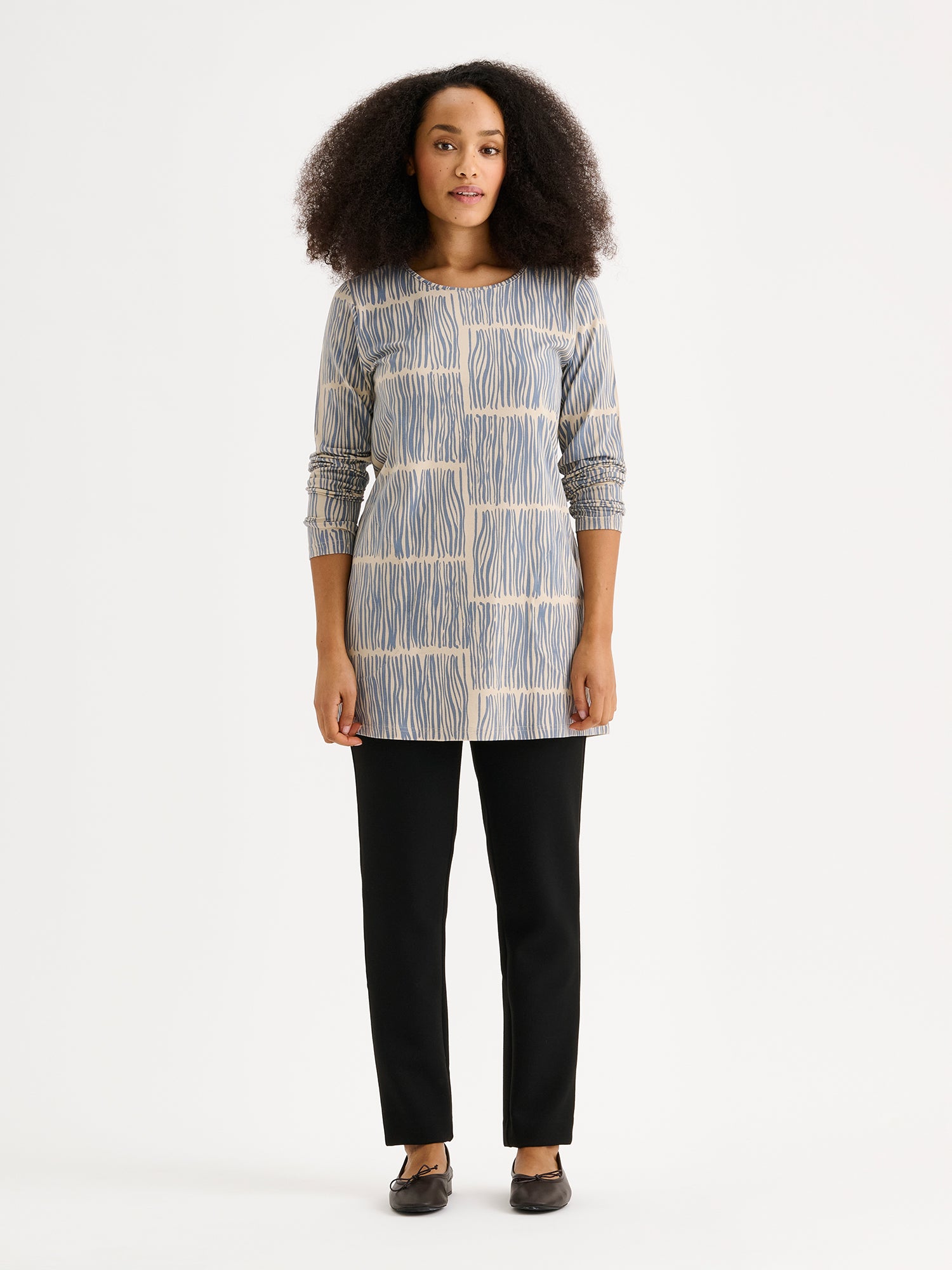 The RUOKO Jersey Tunic combines everyday comfort with understated elegance. Pictured on a model with black trousers.