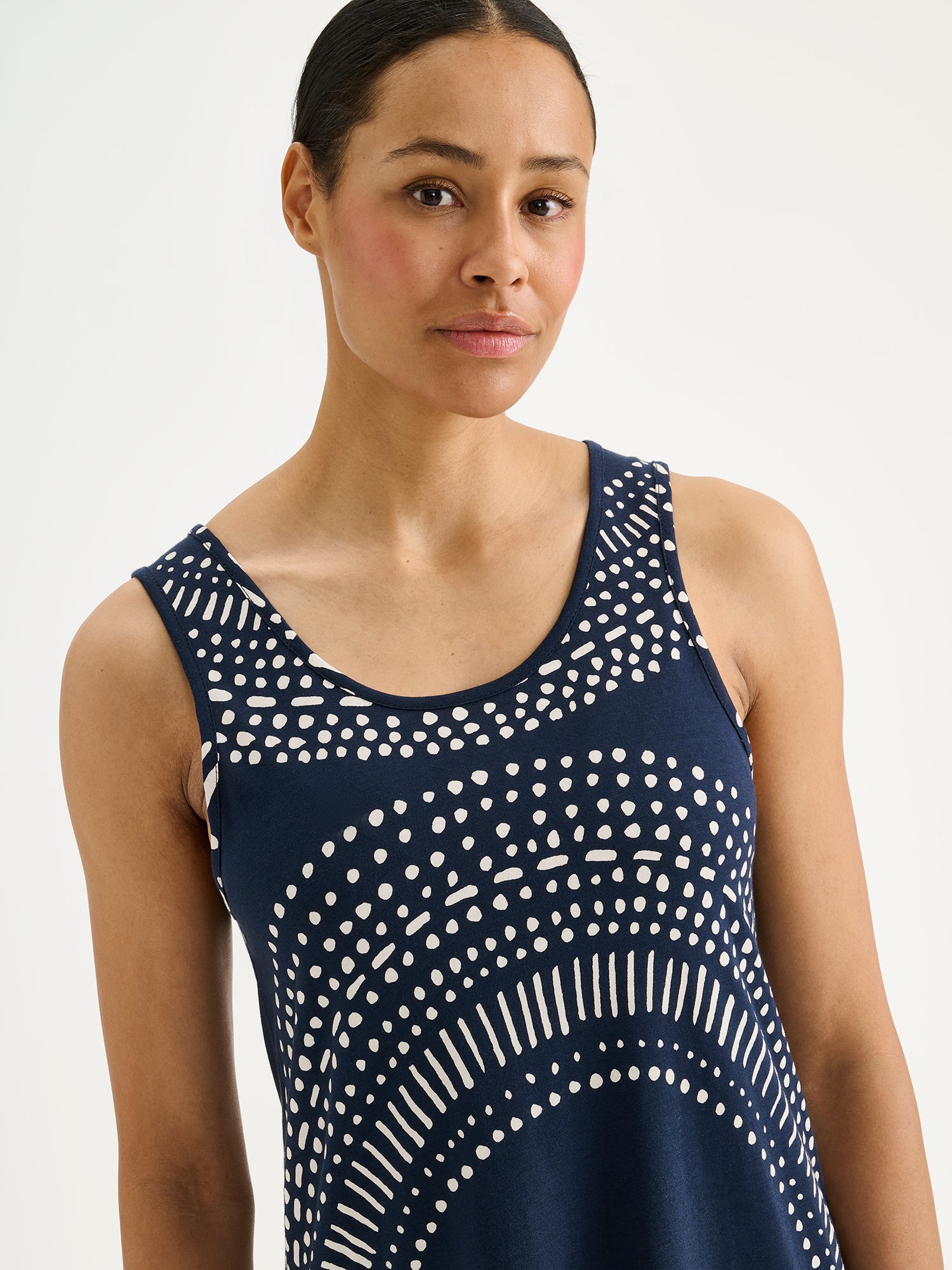 Nanso AURA Long Sleeveless Nightgown in a blue shade and stylish pattern on a brunette model, close-up.