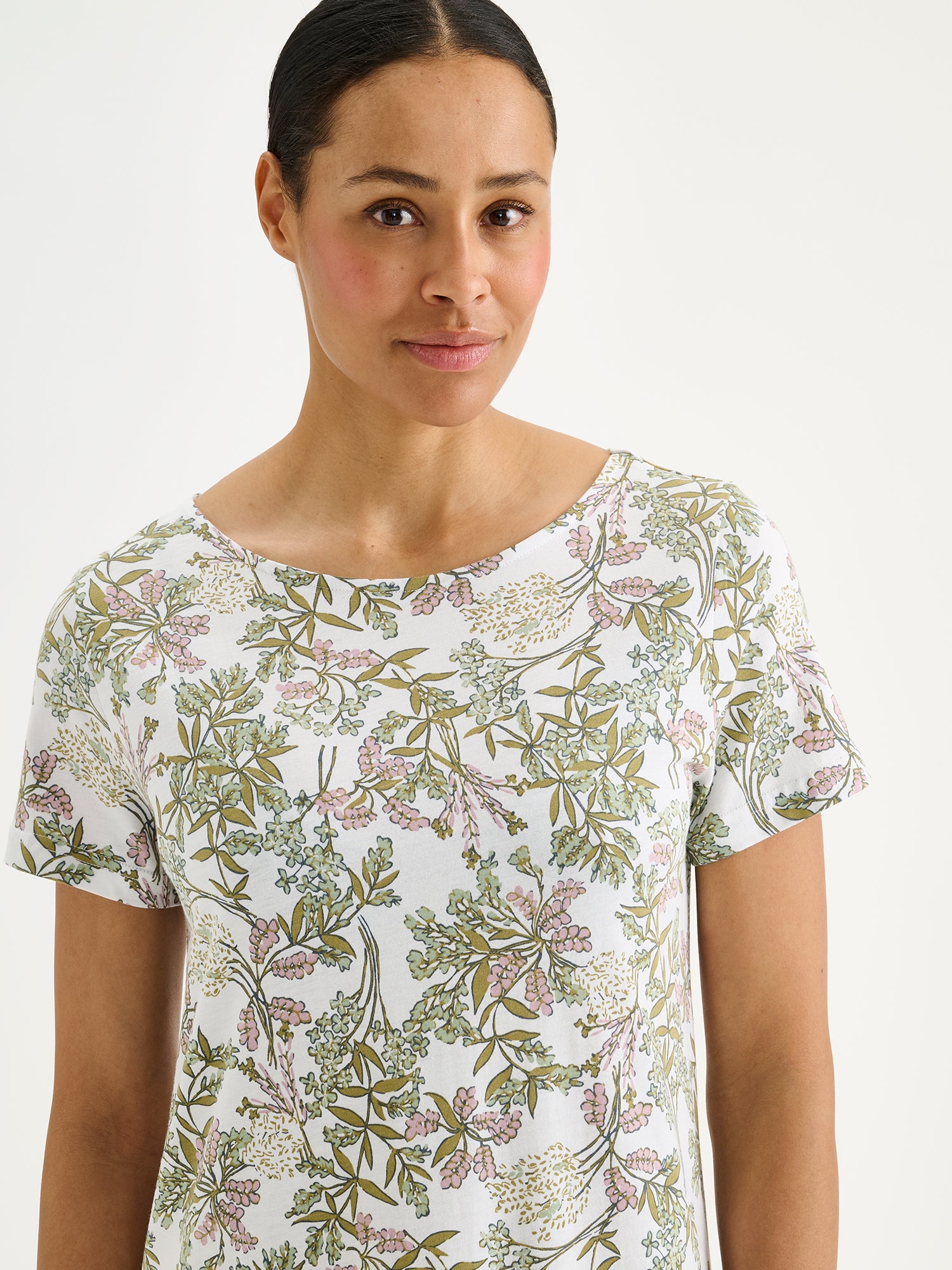 Nanso LAVENTELI Long Nightgown, a timeless piece featuring a beautiful, harmonious floral pattern, on a model close-up.