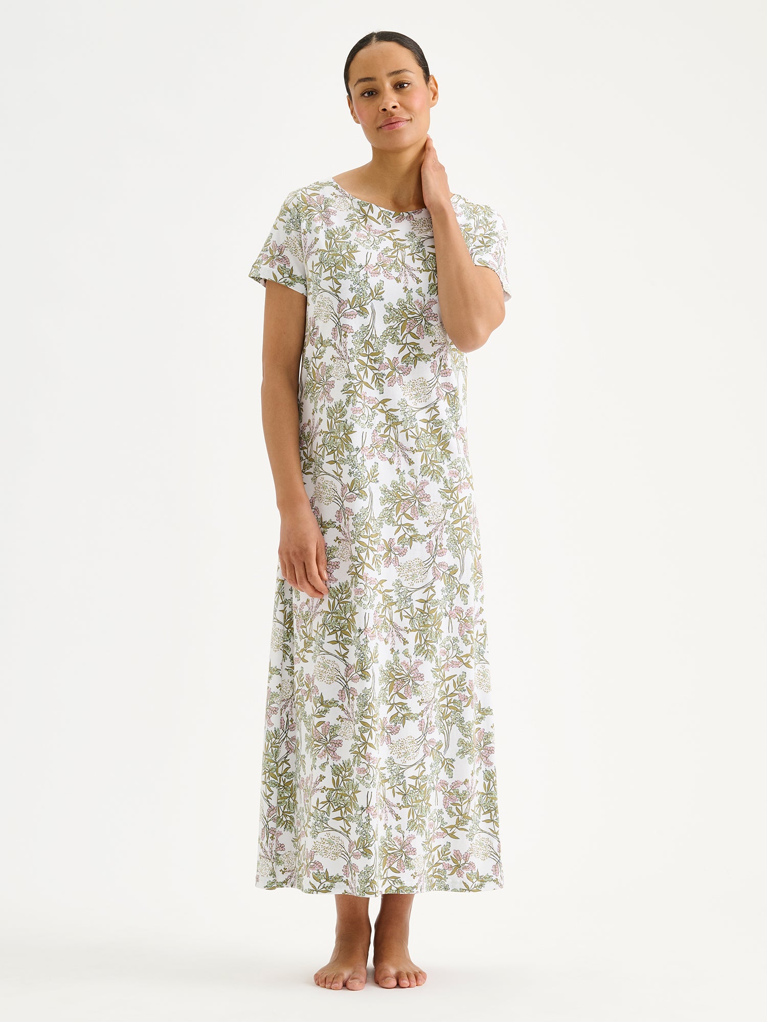 Nanso LAVENTELI Long Nightgown, a timeless piece featuring a beautiful, harmonious floral pattern, on a model.