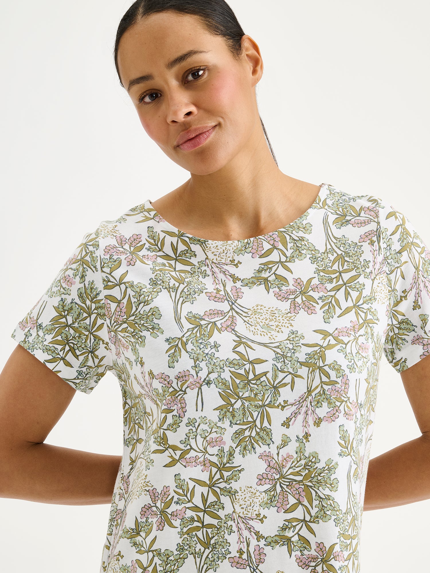 Nanso LAVENTELI Short floral nightgown on a model, close-up.