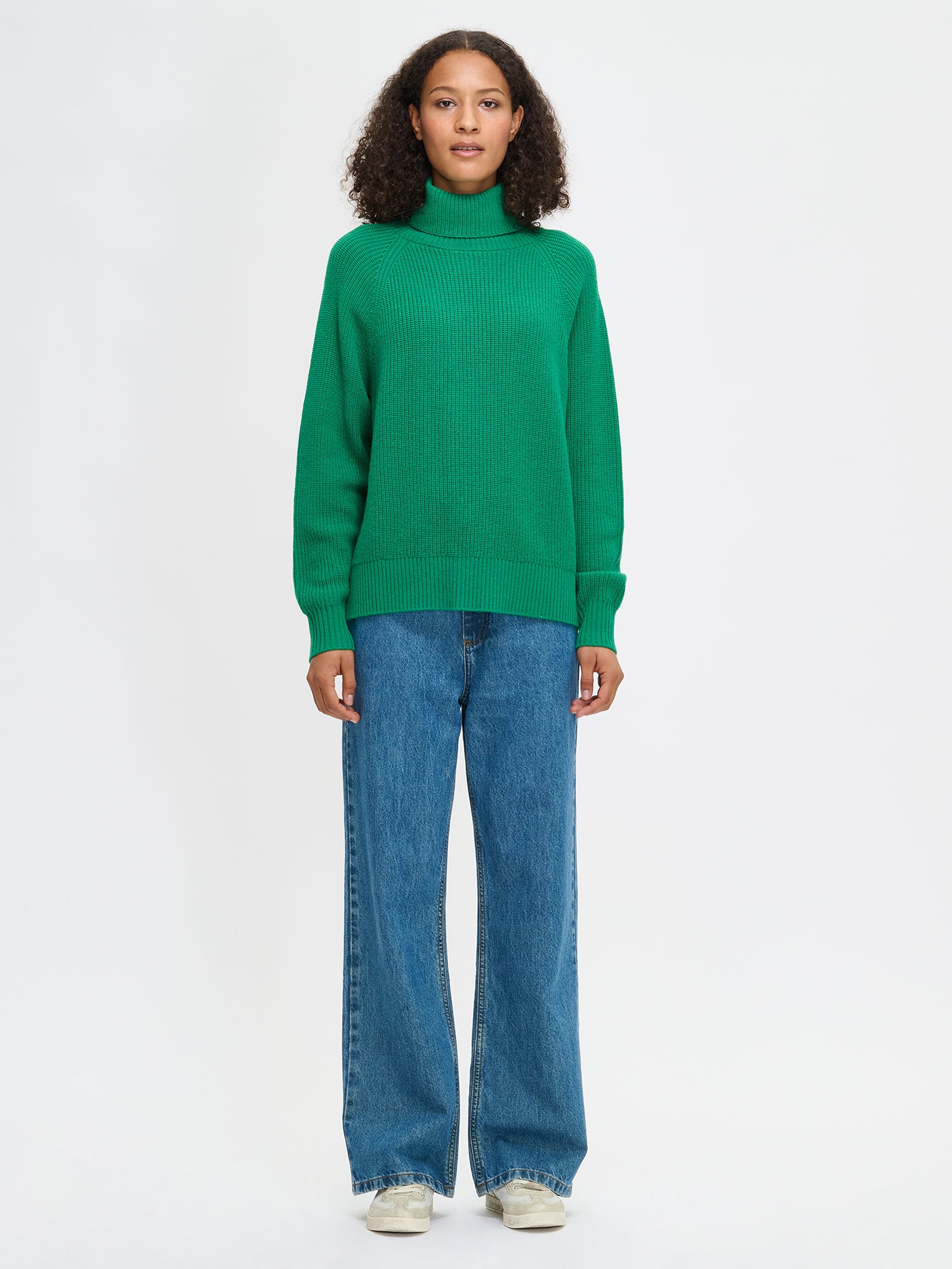 Nanso's Pamela sweater for women is a cozy, green knit featuring a turtleneck and full-length raglan sleeves, size S
