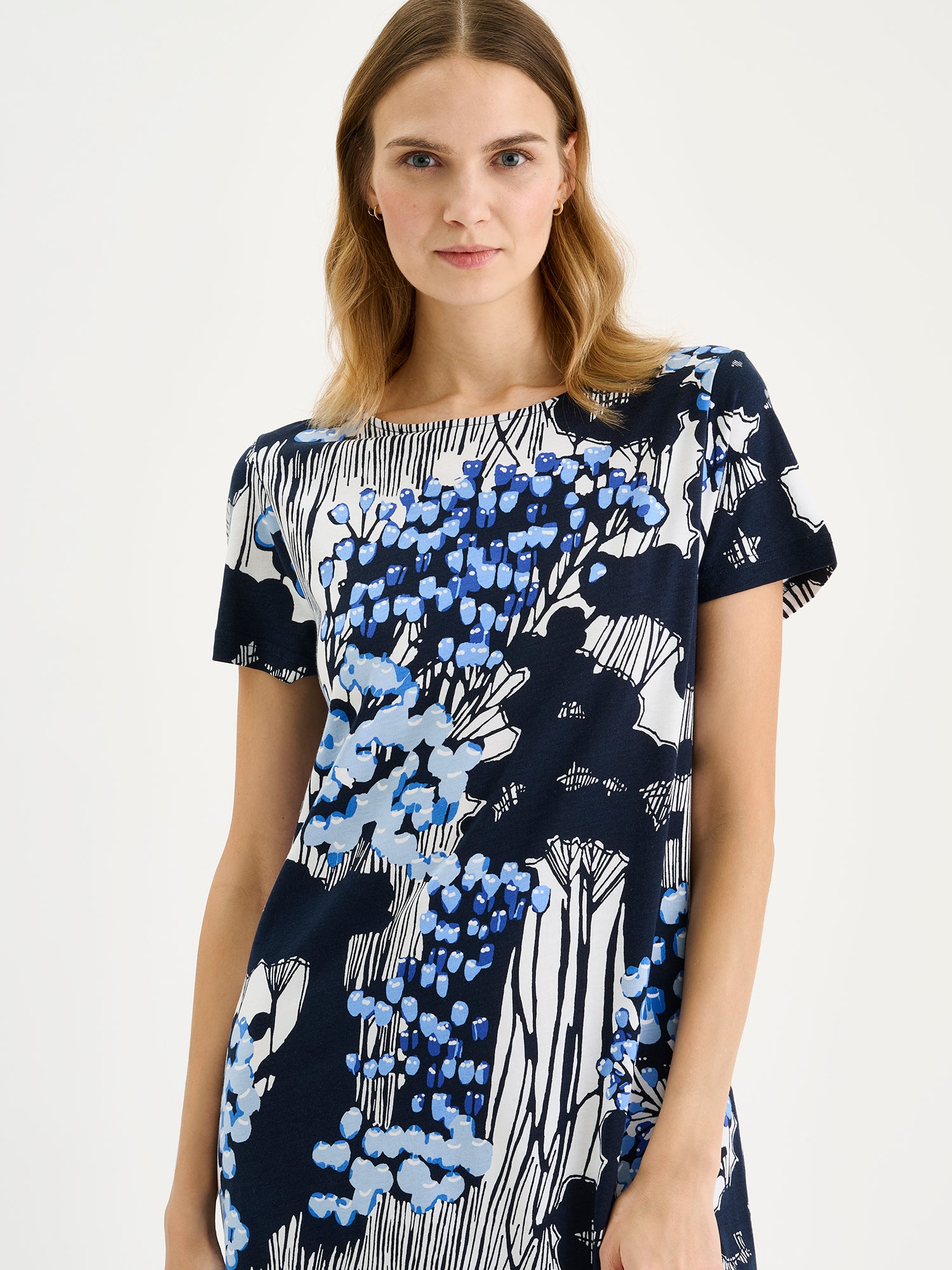 Nanso KIRJOKERTTU Short Nightgown, featuring a serene blue nature-inspired print on a model, close-up.