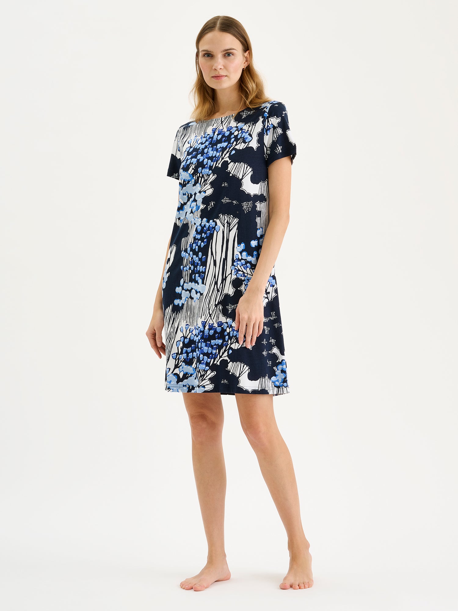 Nanso KIRJOKERTTU Short Nightgown, featuring a serene blue nature-inspired print on a model.