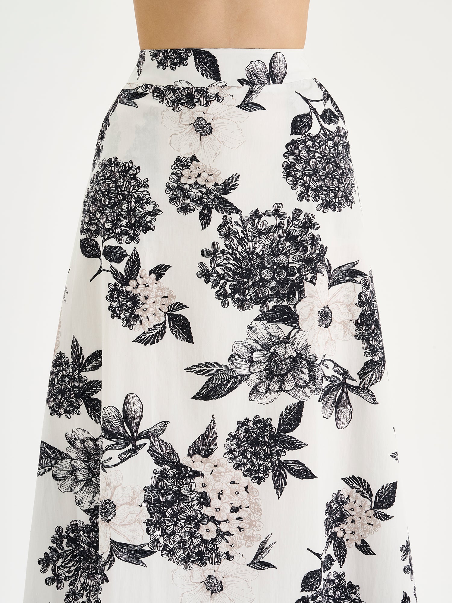 Nanso charming floral patterned Palatsi skirtin black and white on a model, close-up.