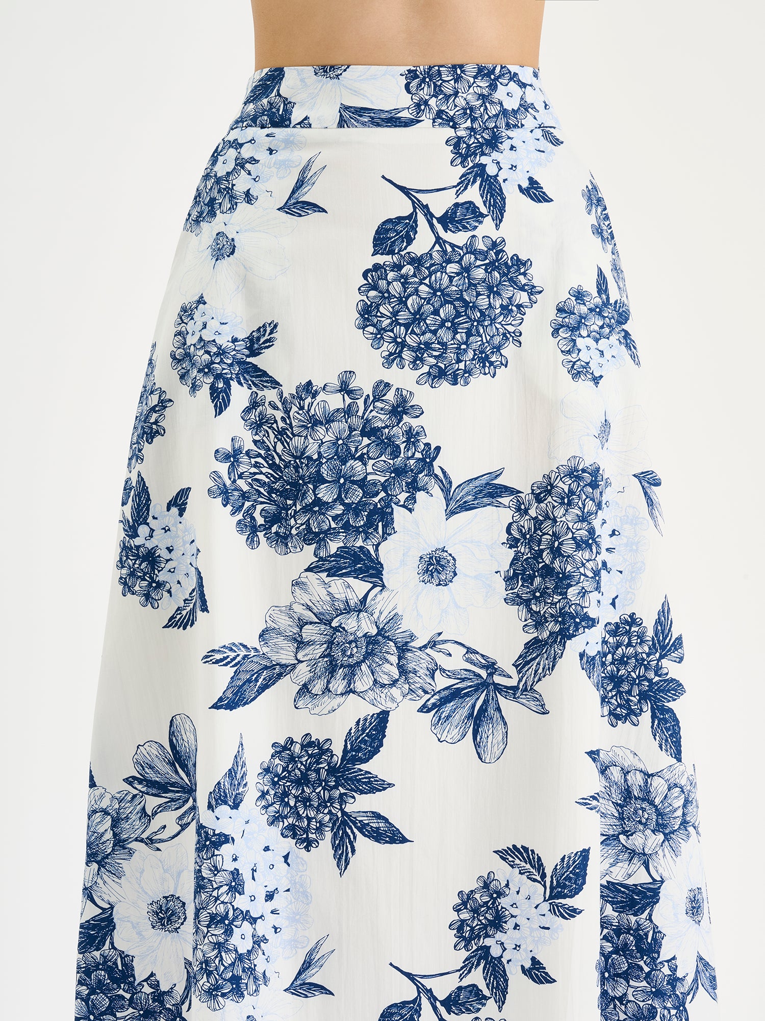 Nanso charming floral patterned Palatsi skirt, featuring a striking blue and white pattern on a model, close-up.