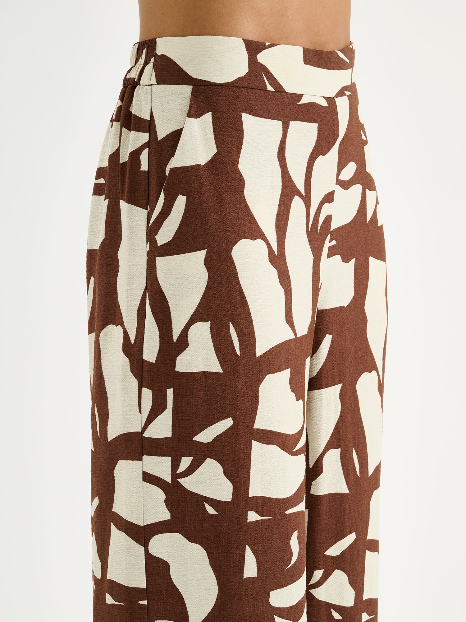 Nanso women's relaxed wide-leg Palsta trousers with side pockets and a stylish two-tone pattern on a model, close-up