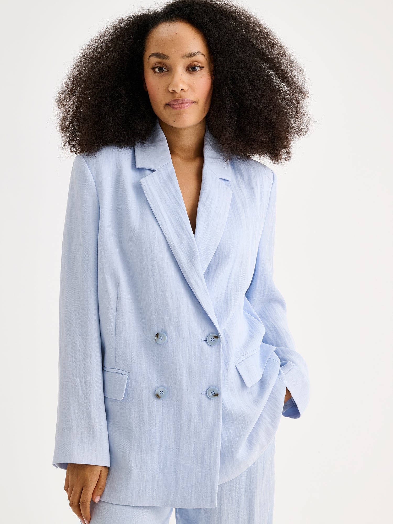Nanso sophisticated blue blazer from the NIZZA collection on a model with Nizza trousers, close-up