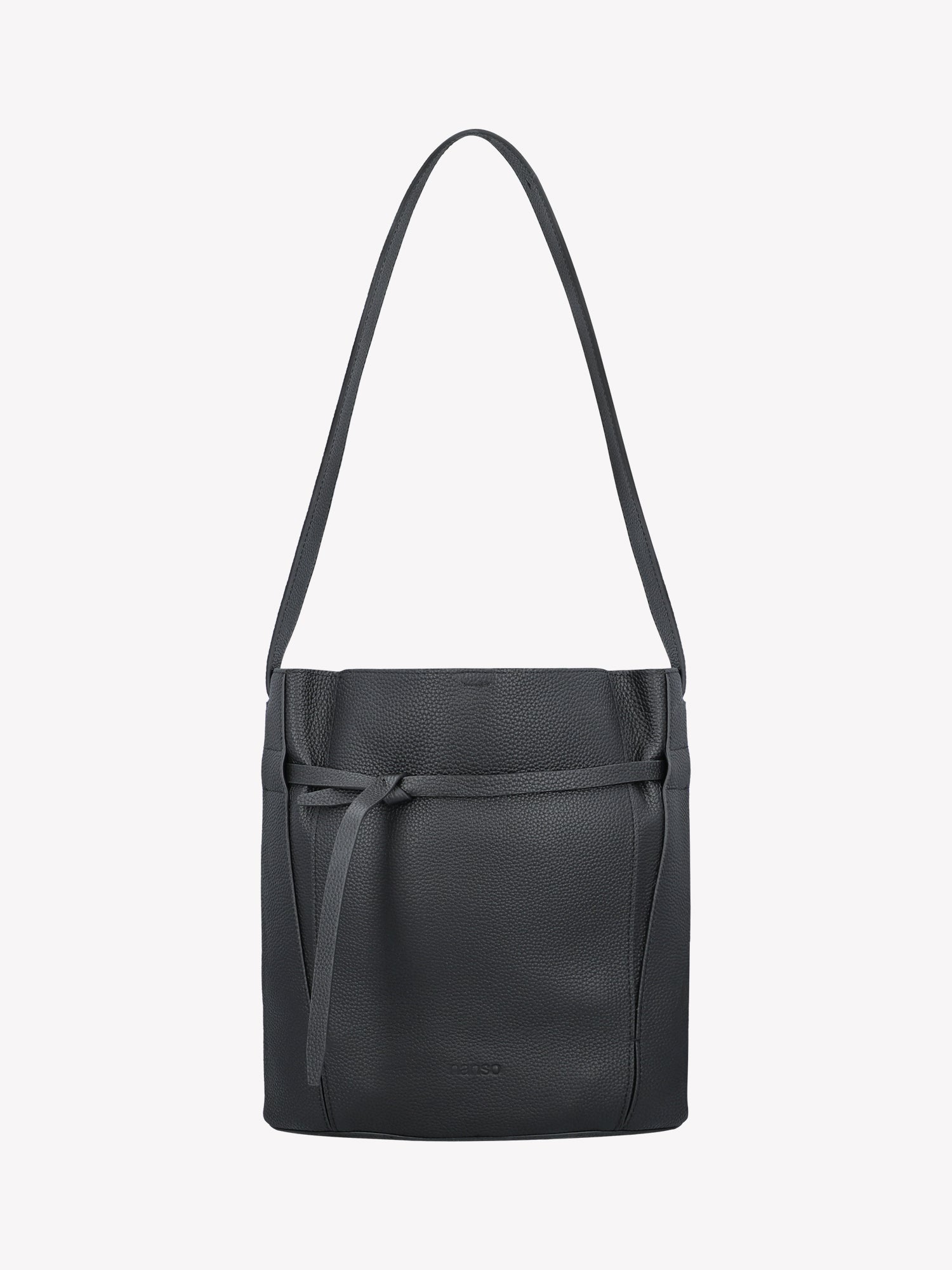 Nanso black Naru Bucket leather bag is a timeless accessory. Product picture from the front.