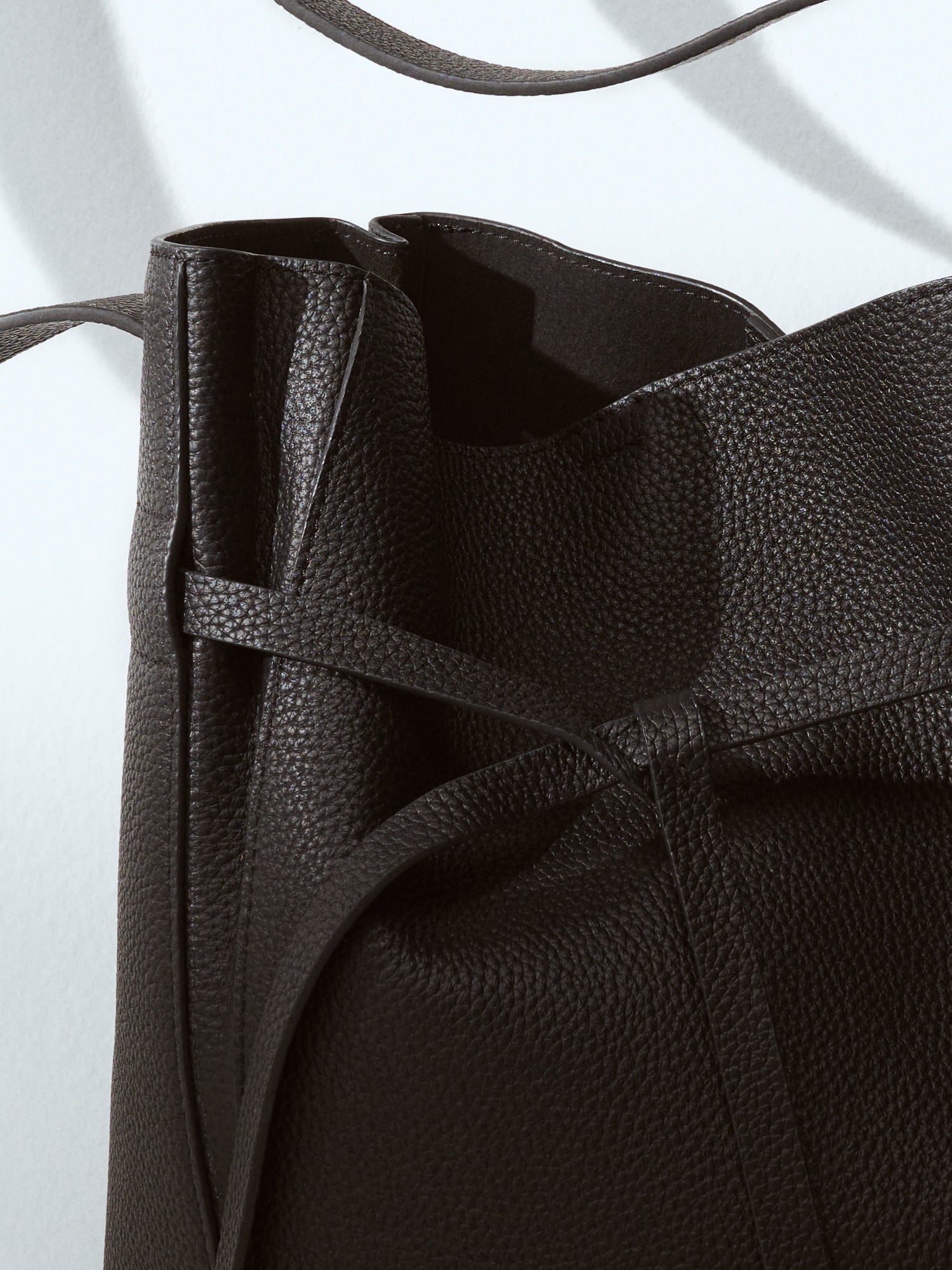 Nanso black Naru Bucket leather bag is a timeless accessory. Product in a close-up picture.