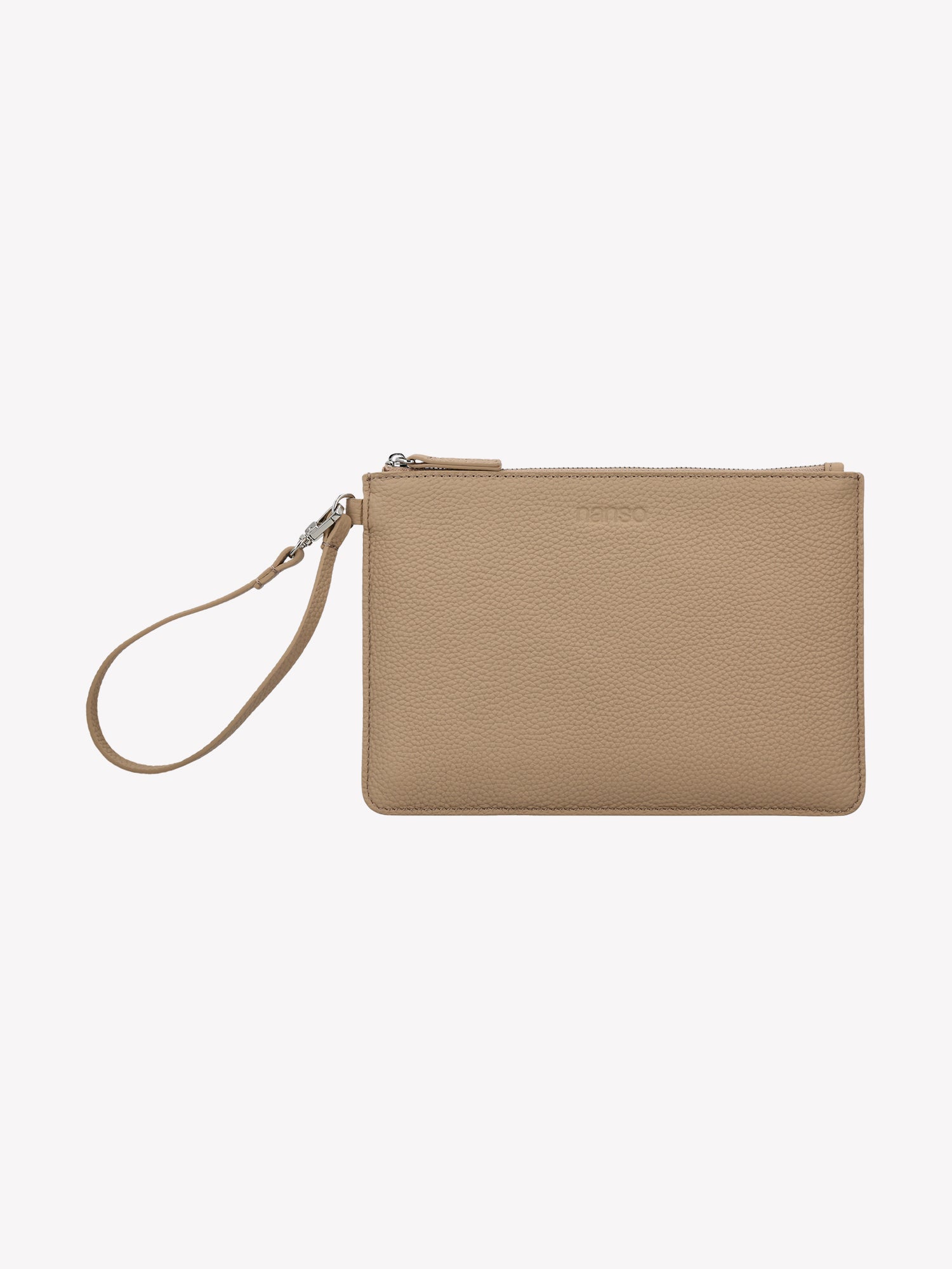 Nanso light beige Naru Pieni Bag works as both a wallet and a small bag. The bag's short strap can also be attached to a larger Naru bag's strap.
The bag features a metal zipper and the Nanso logo is printed on the front. Product picture from the front.