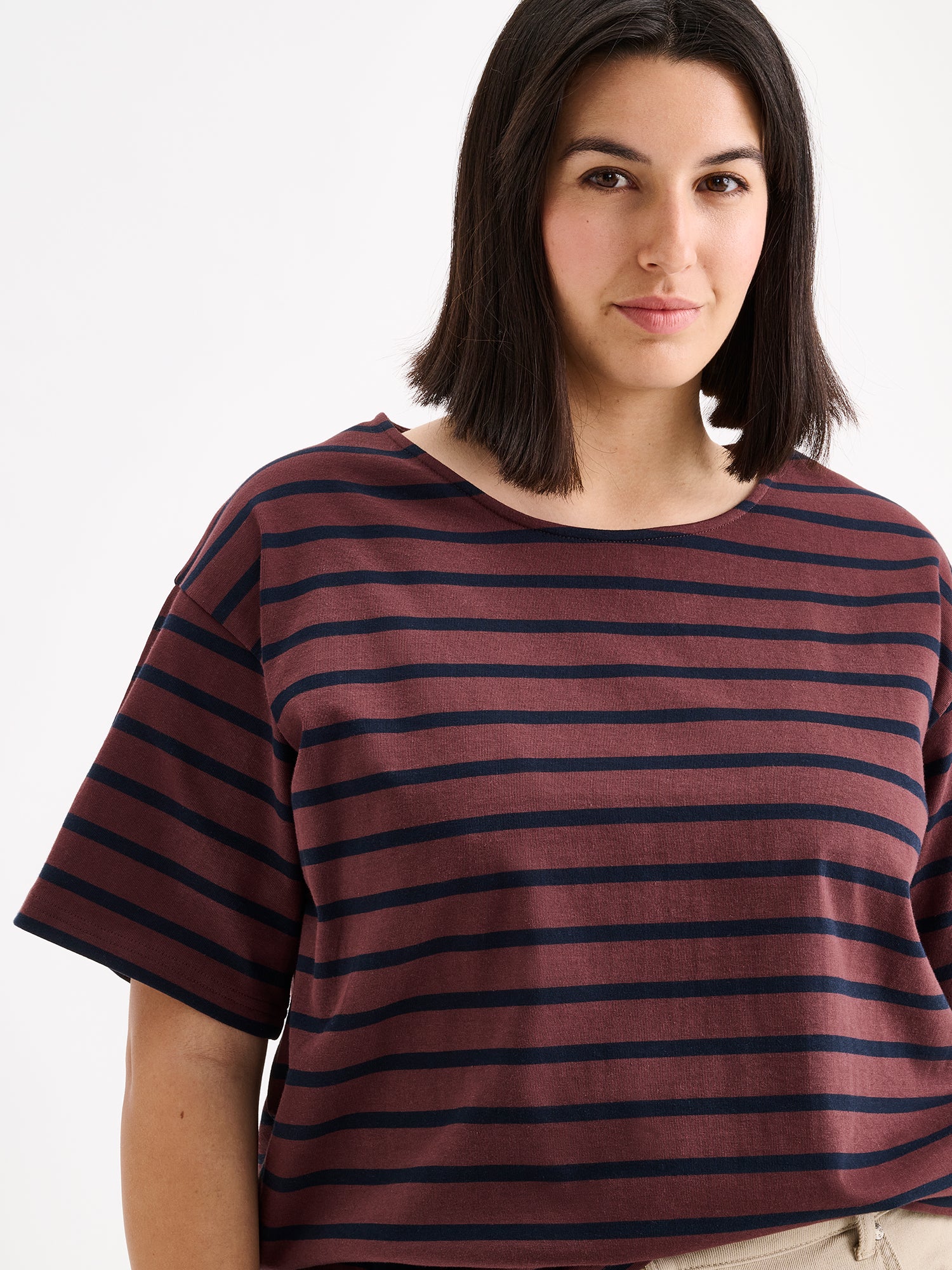 Nanso timeless brown striped short-sleeved Breton T-shirt, on a model, close-up.