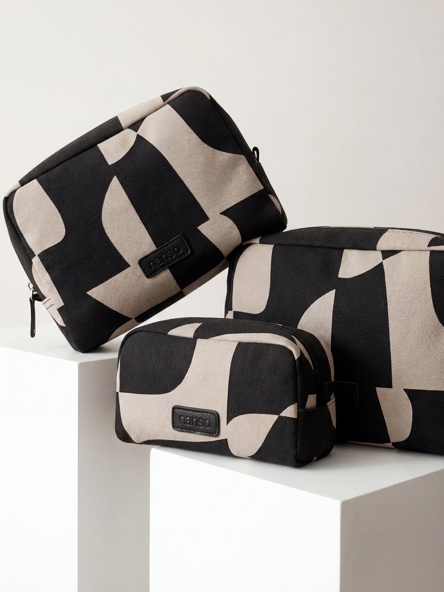 The KALLIO MINI cosmetics bag features a stylish two-tone design that combines beige and black hues, product picture