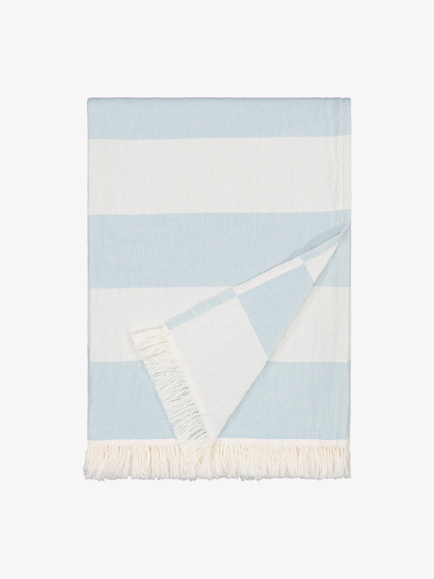 Timeless striped elegance meets everyday practicality with this lightweight Amalfi bath towel in light blue. Product picture.