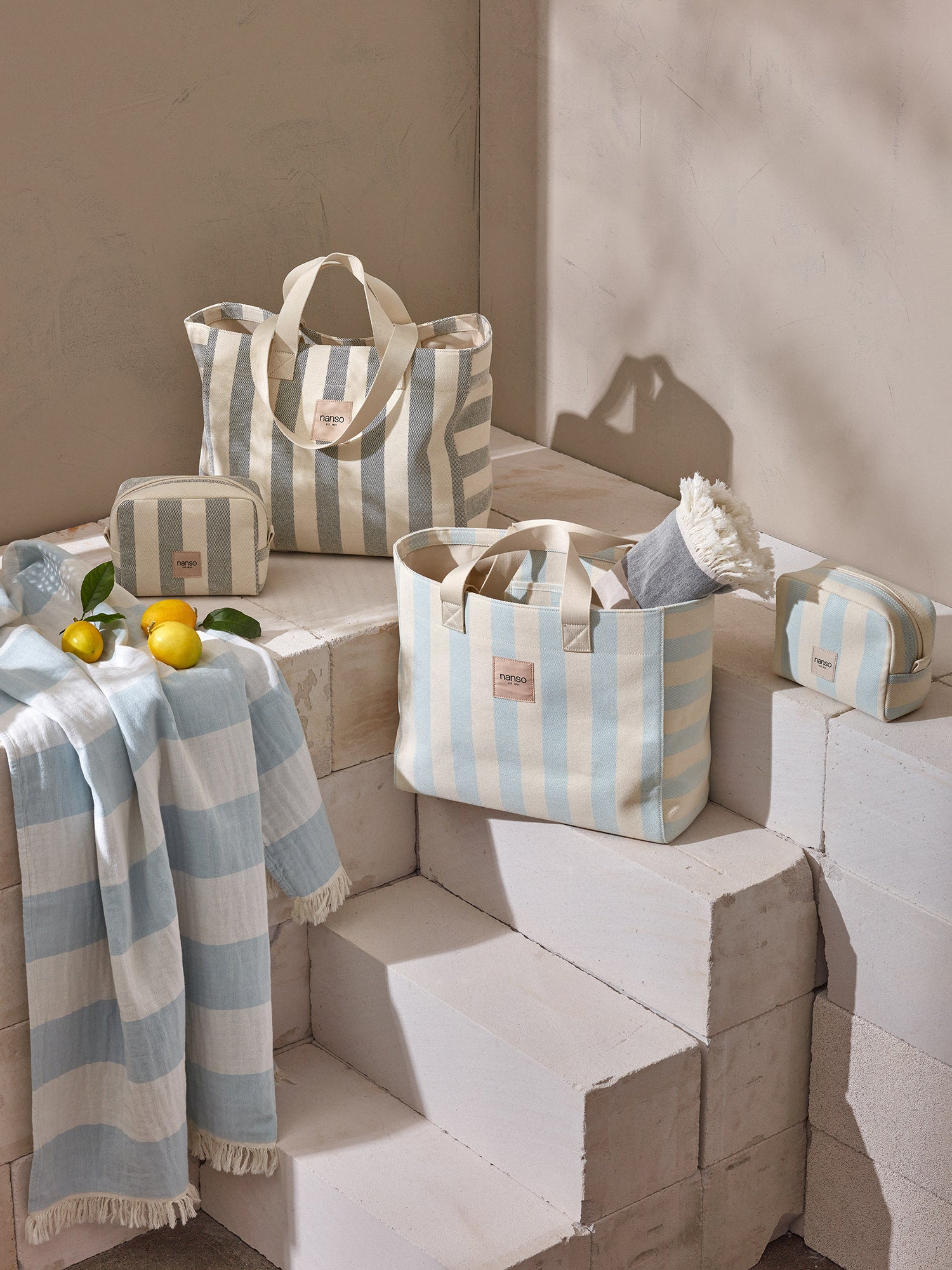 Nansos Amalfi bags, -towels and cosmetics bags in a beautiful composition with lemons