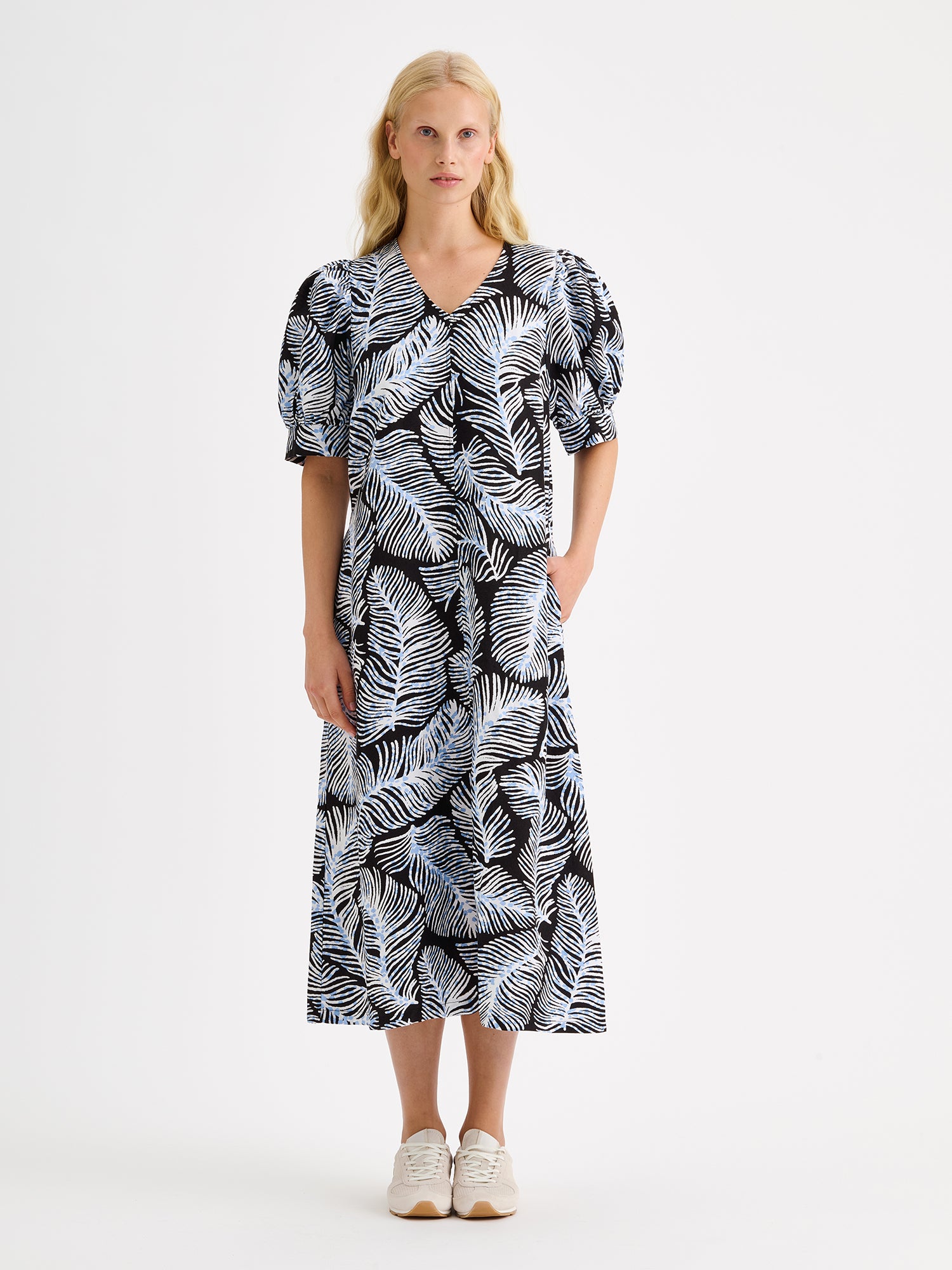 Nanso women's midi Hilde dress in a stylish and delicate black and blue-white print on a blonde model with sneakers
