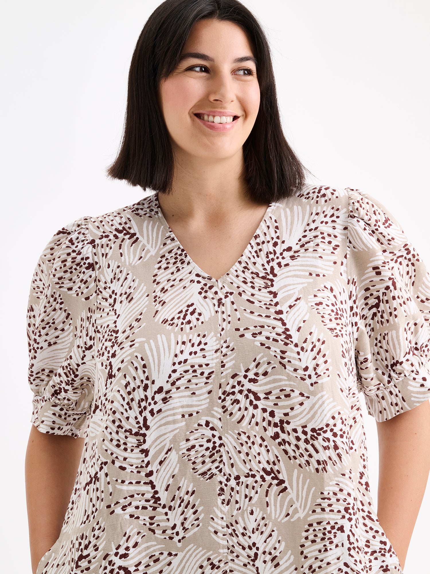Nanso women's midi Hilde dress in a stylish and delicate beige print on a model close-up.