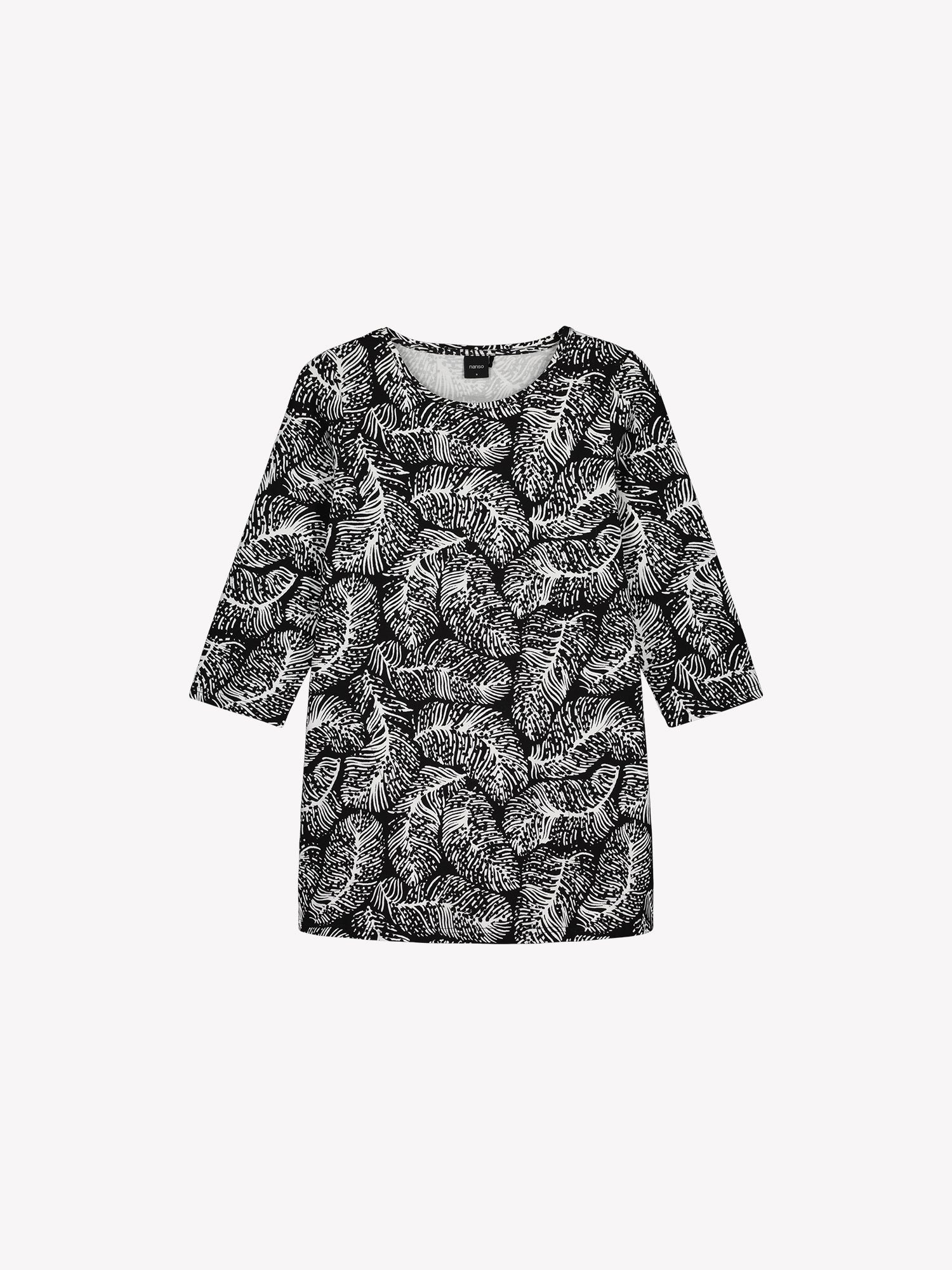 Nanso Women's Pieni Hilde Jersey Tunic in black and white, is a comfortable and beautiful everyday essential. In a product picture.